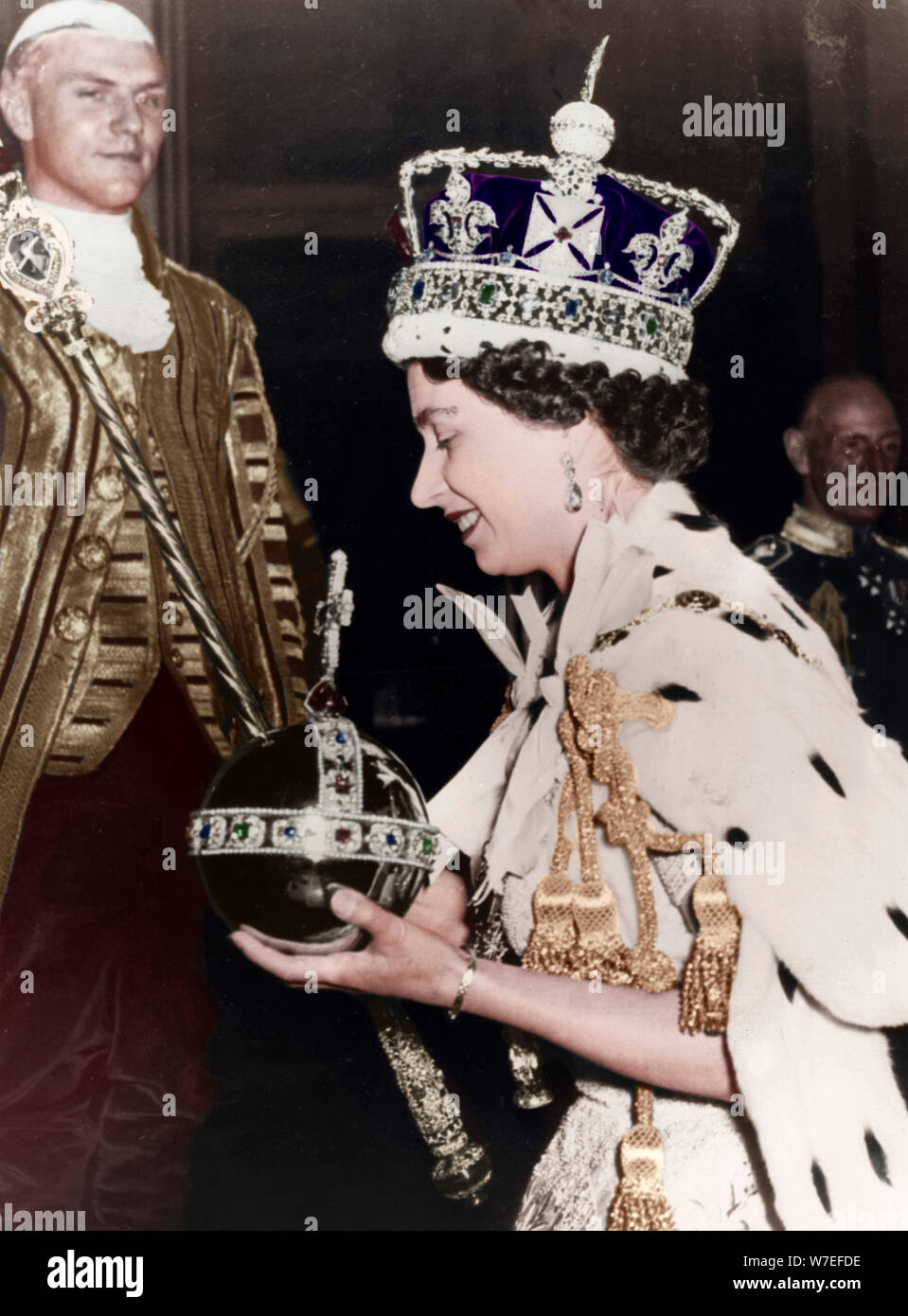 Königin Elizabeth II. wieder in Buckingham Palace nach ihrer Krönung, 1953. Artist: Unbekannt Stockfoto