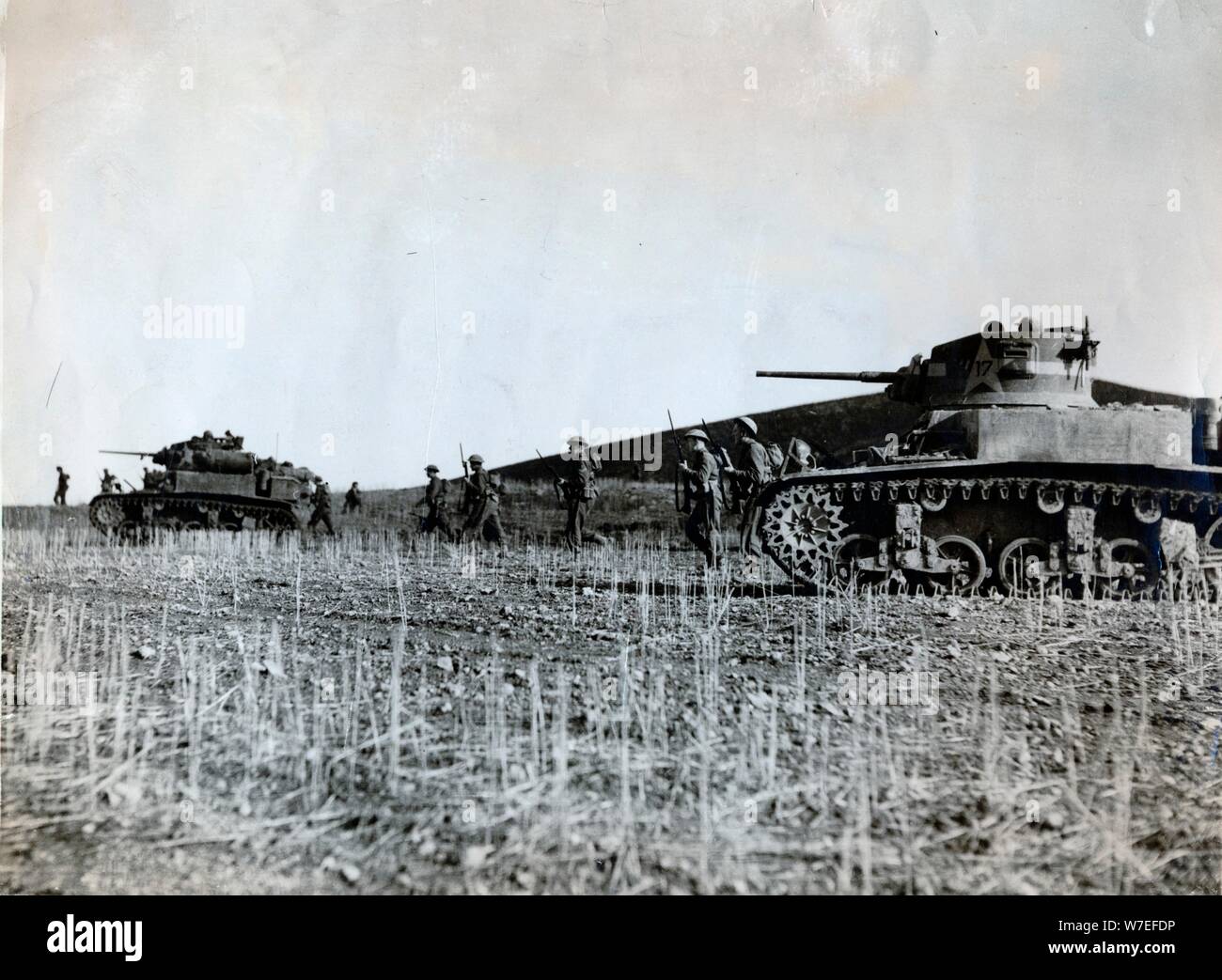 Britische Truppen durch amerikanische Panzer unterstützten voraus auf der Tunesischen front, Dezember 1942. Artist: Unbekannt Stockfoto
