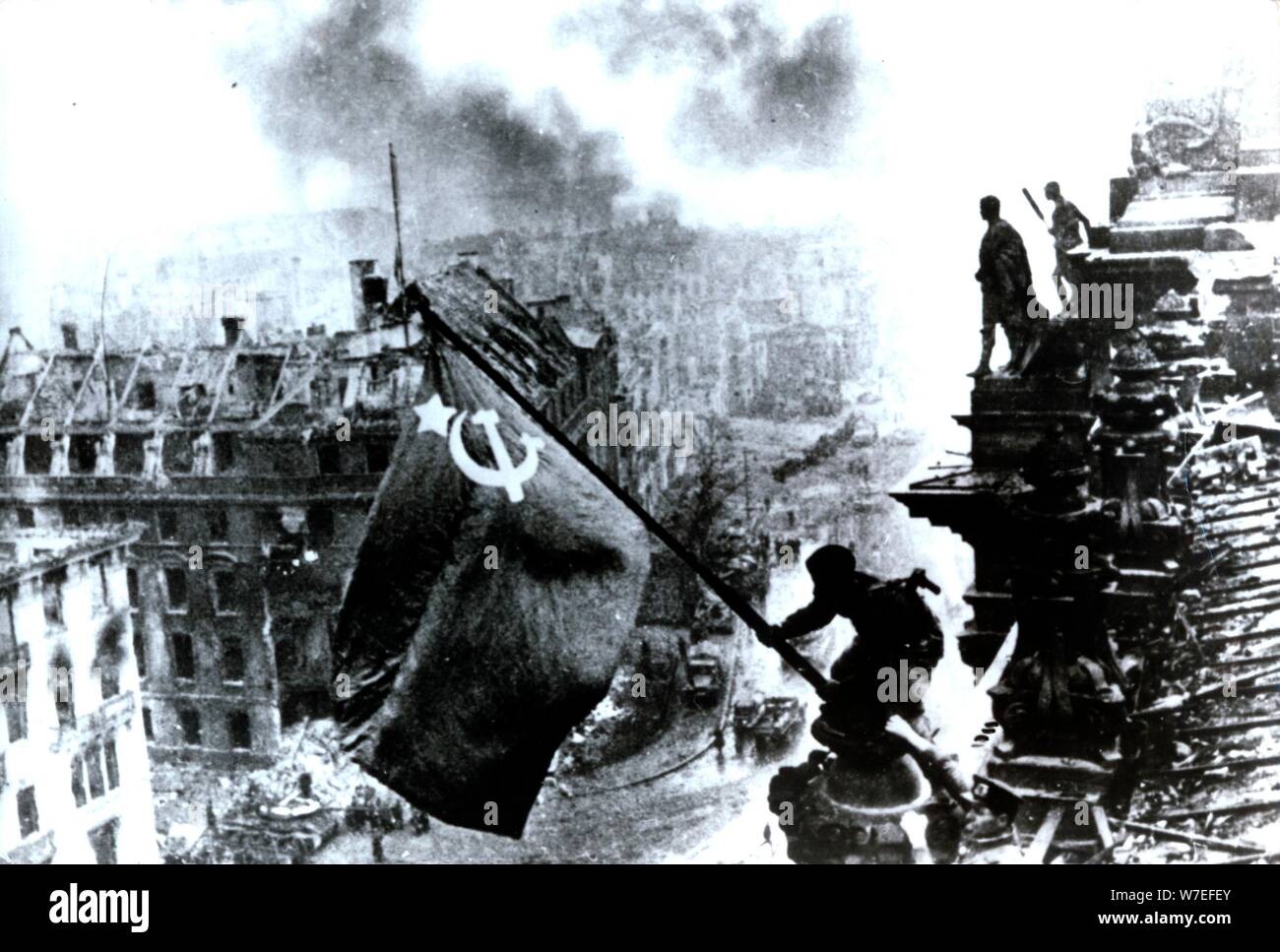 Heben eine Fahne auf dem Reichstag, den 2. Mai 1945. Artist: Yevgeny Khaldei Stockfoto