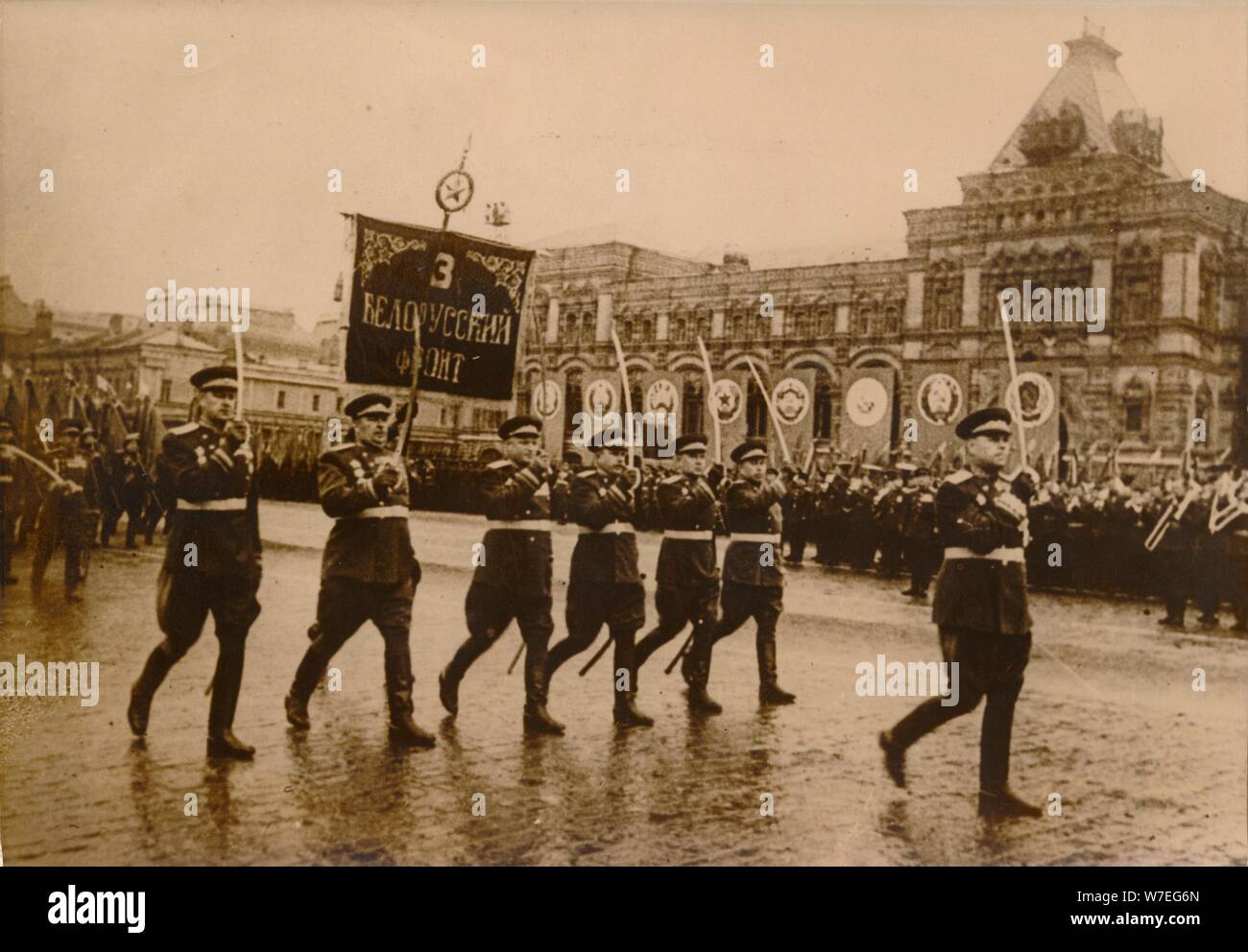 Moskauer Siegesparade auf dem Roten Platz, 1945. Artist: Unbekannt Stockfoto