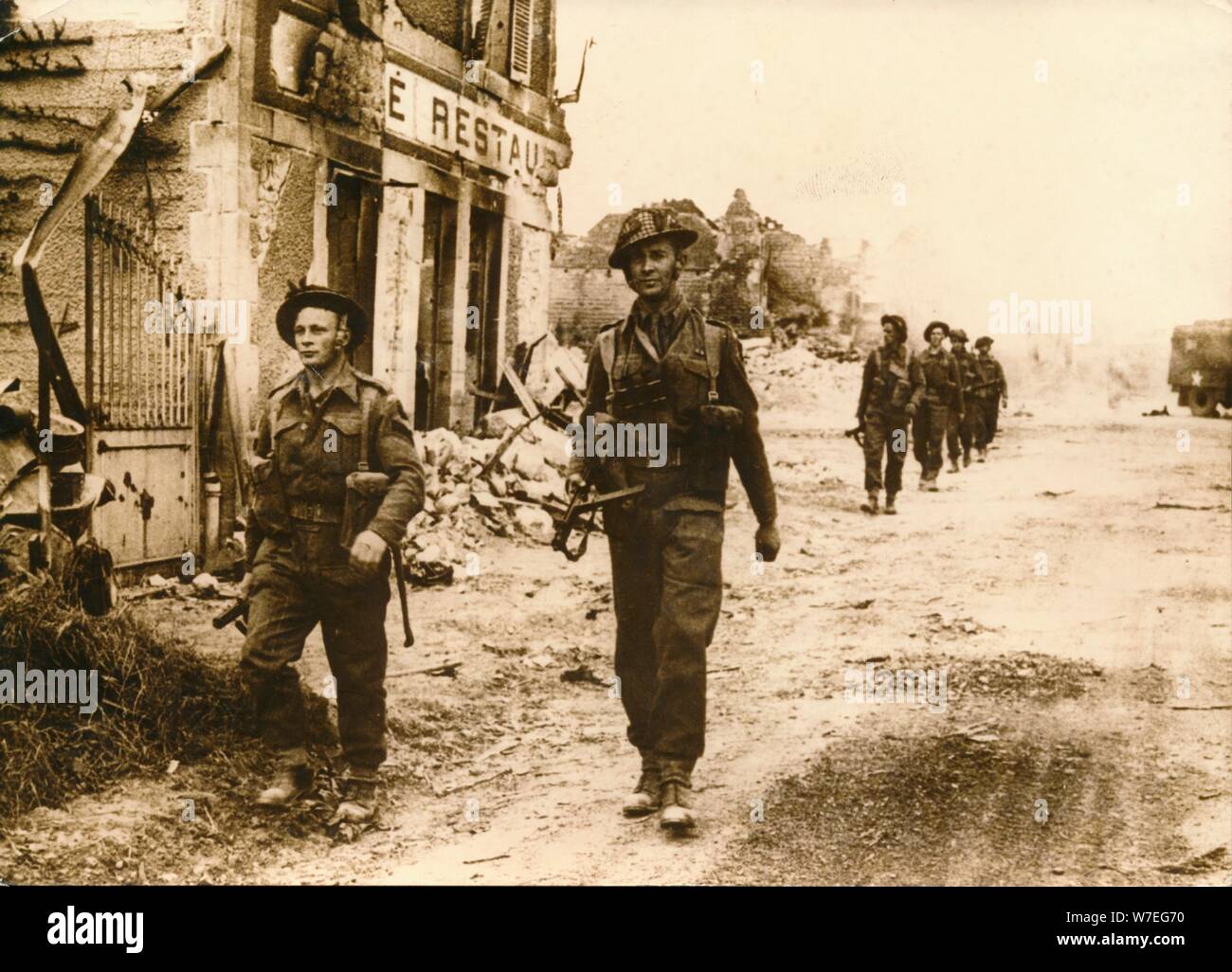 Britische Truppen zu Fuß durch das Dorf Douet, nach dem Fall von Bayeux, Juni 1944. Artist: Unbekannt Stockfoto