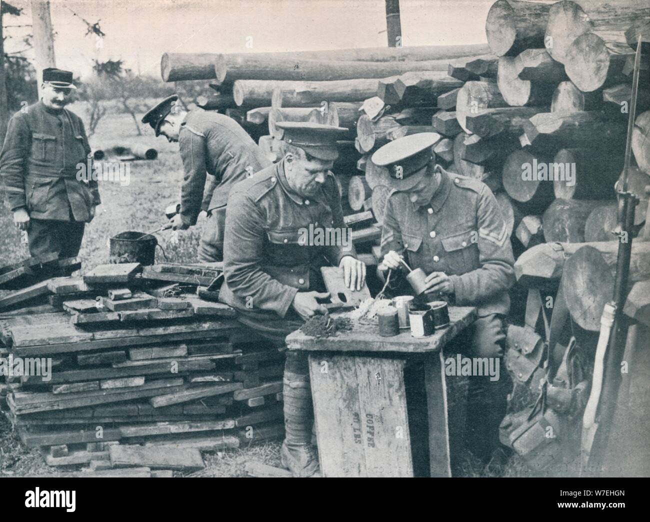 Britische Ingenieure mit der Expeditionary Force Handgranaten aus Tabak Dosen, c1914 machen. Künstler: unbekannt Stockfoto