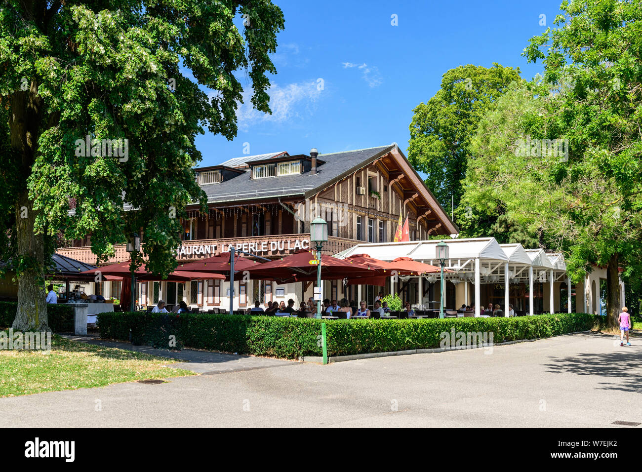 Die Genf, Schweiz La Perle du Lac Restaurant durch den Genfer See (Genfer  See) und Terrasse Stockfotografie - Alamy