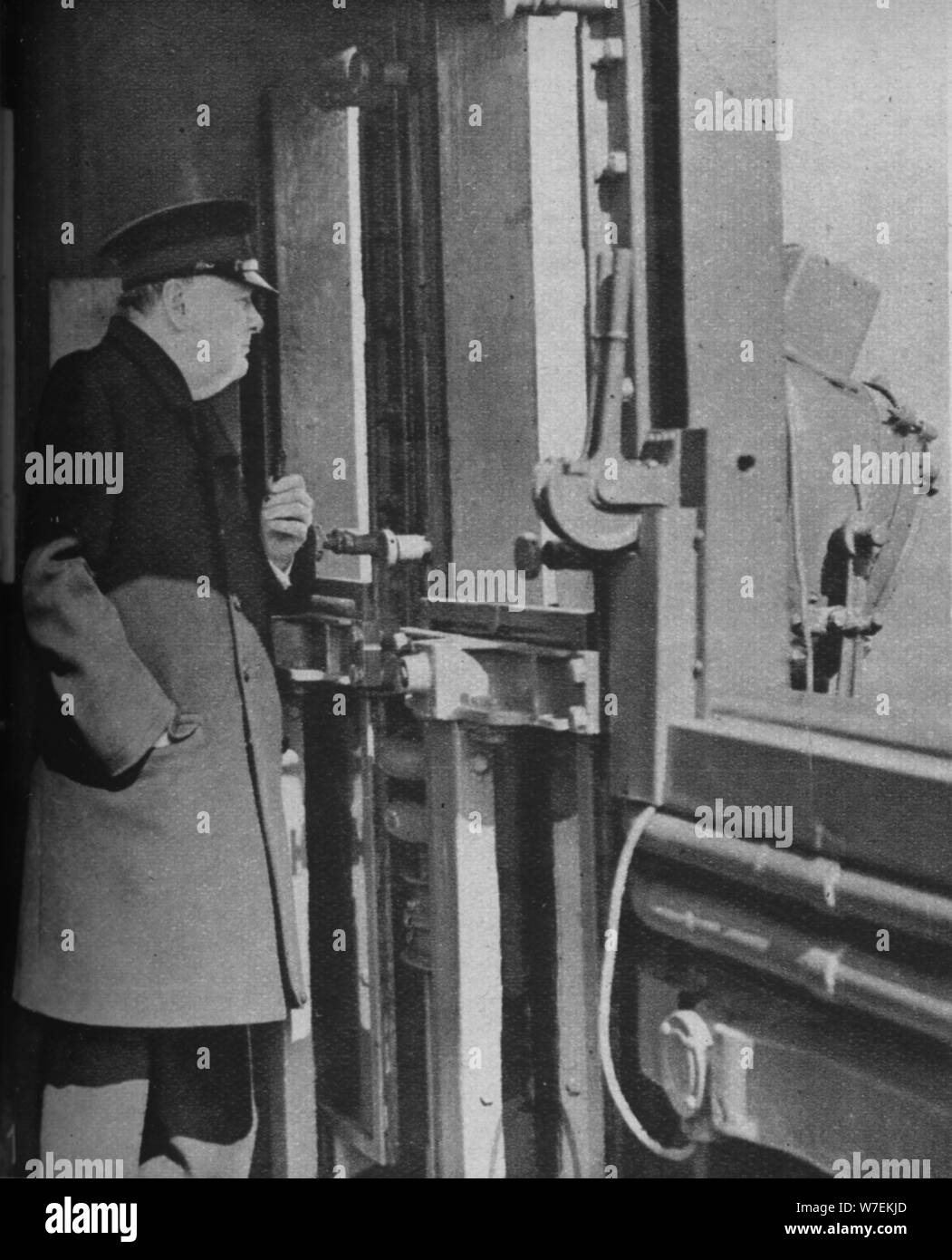 "Mr. Churchill auf der Brücke des Kriegsschiffes", 1943-44. Künstler: unbekannt. Stockfoto