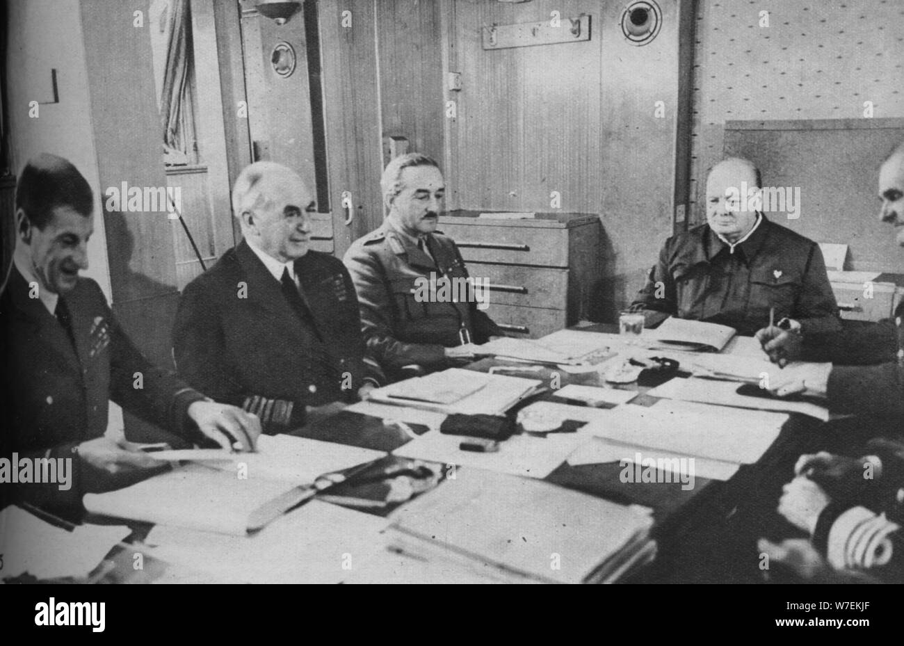 "Herr Churchill bei einer Konferenz an Bord Schiff", 1943-1944.  Künstler: unbekannt. Stockfoto