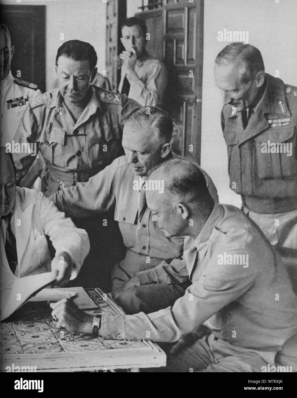 "Rat des Krieges in Algier: Herr Churchill mit seiner Kapitäne, 1943. Künstler: unbekannt. Stockfoto