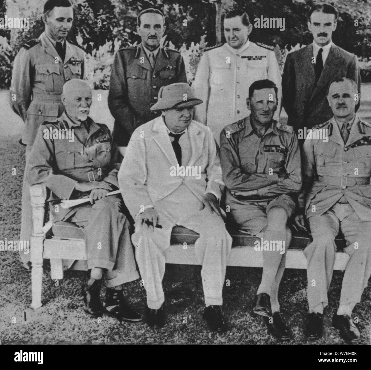 "An der Front in Ägypten: Mr. Churchill in Kairo mit Mitgliedern des Nahost-Krieg-Rat", 1942. Künstler: unbekannt. Stockfoto