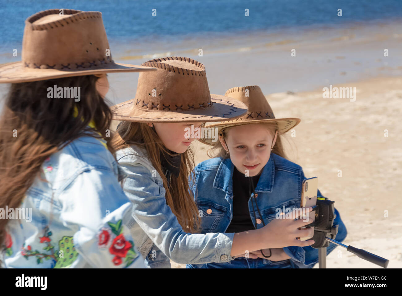 Russland, Kazan - Mai 25, 2019: Drei jugendlich Mädchen nehmen eine selfie auf dem iPhone Xs an einem sonnigen Tag Stockfoto