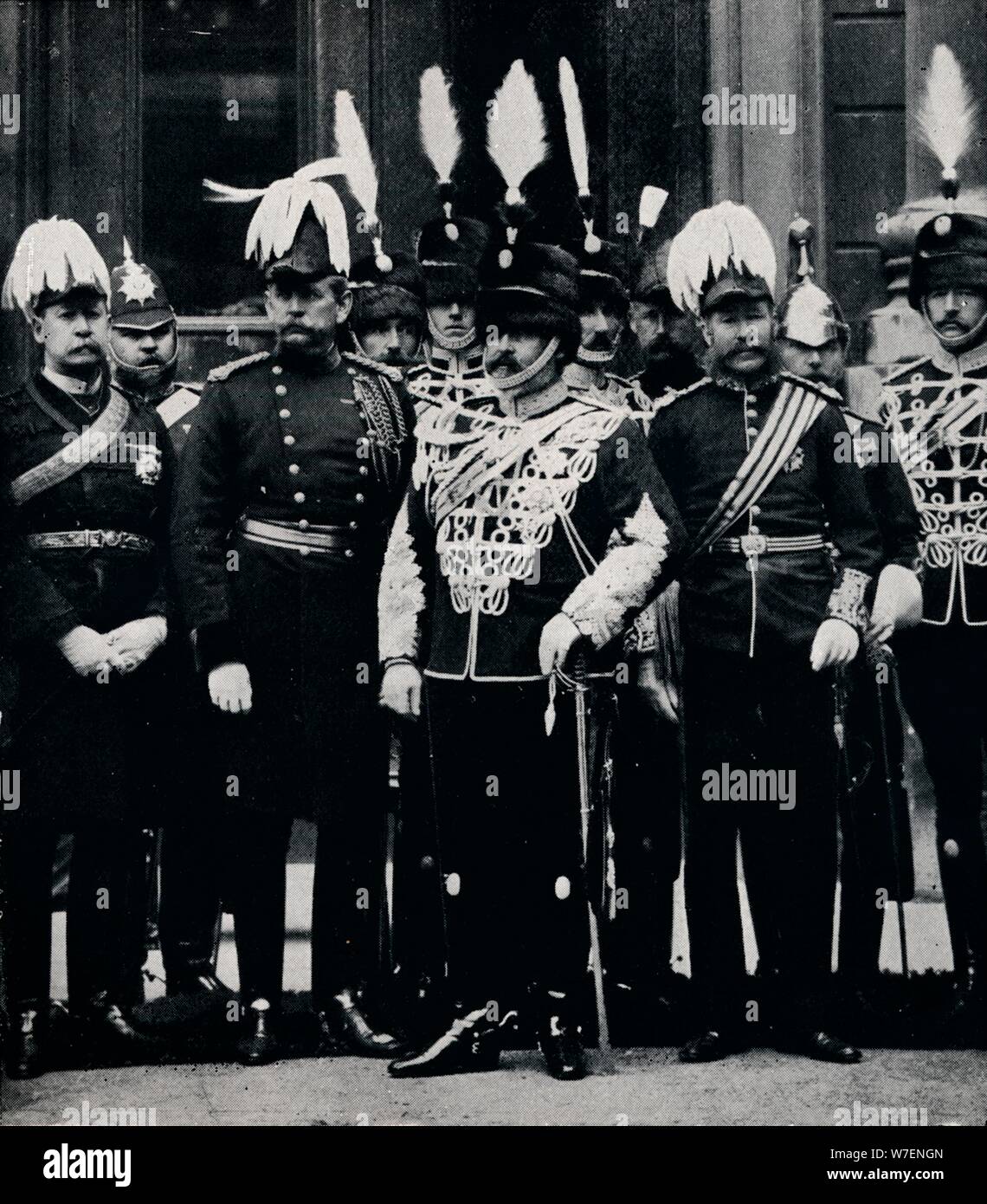 Die Zukunft König Edward VIIand Offiziere von der Königin selbst Oxfordshire Husaren, 1897 (1911). Künstler: Hügel und Saunders. Stockfoto