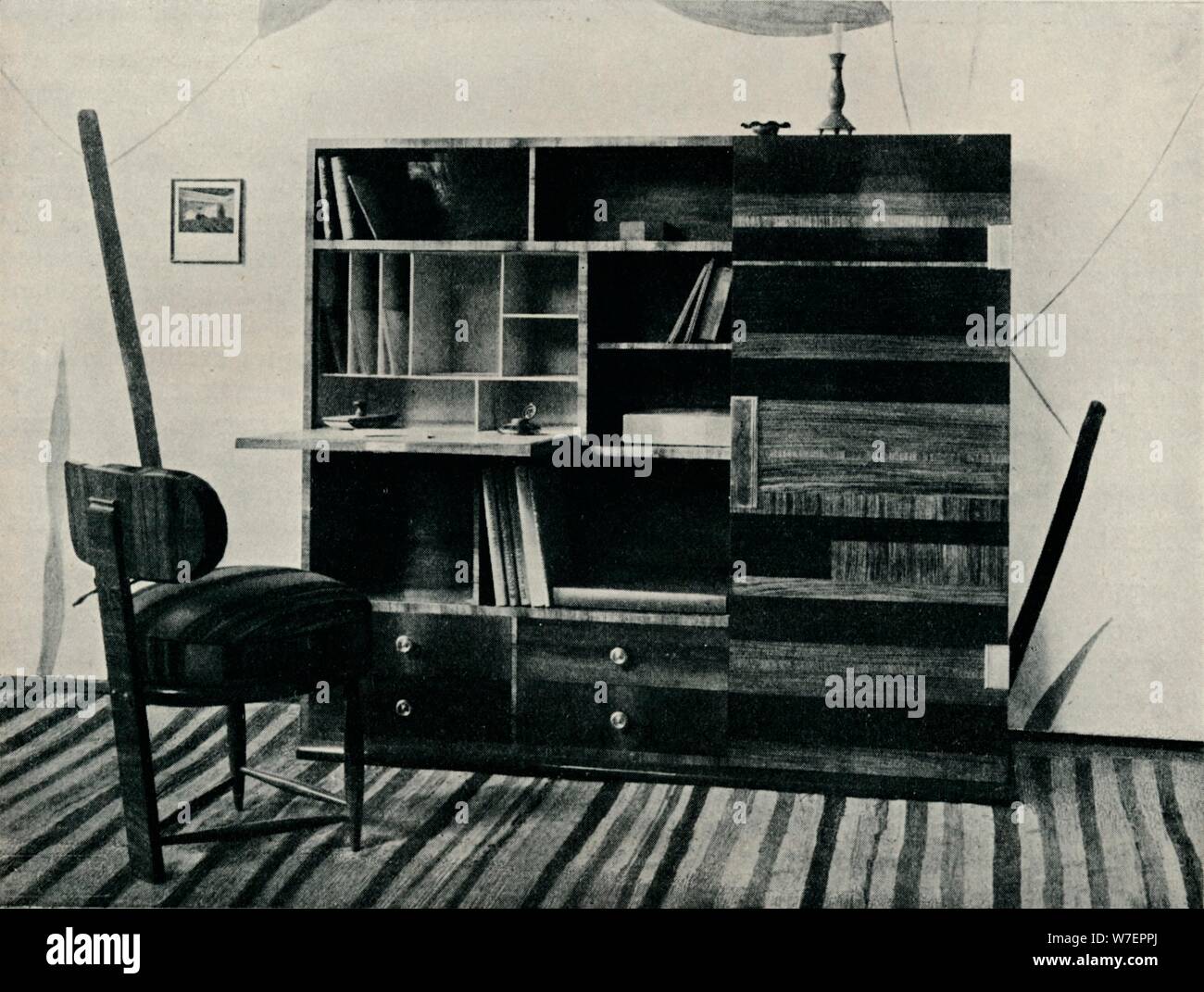 "Bücherregal und Stuhl. Entworfen und ausgeführt von Hans Hartl ", c1927. Künstler: unbekannt. Stockfoto