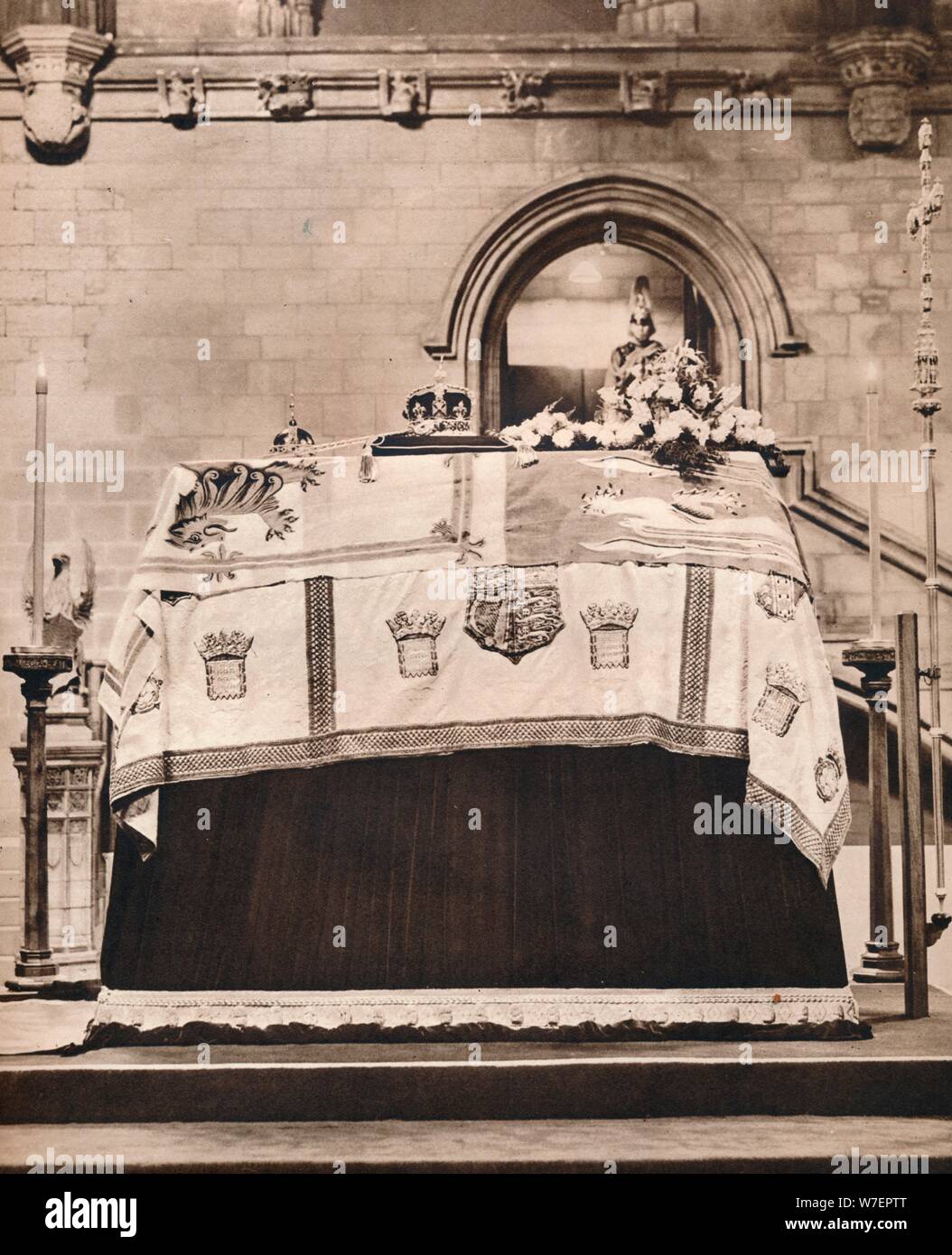 'Die Kaiserkrone, The Orb und das Zepter auf King George Sarg in der Westminster Hall', 1936. Künstler: unbekannt. Stockfoto