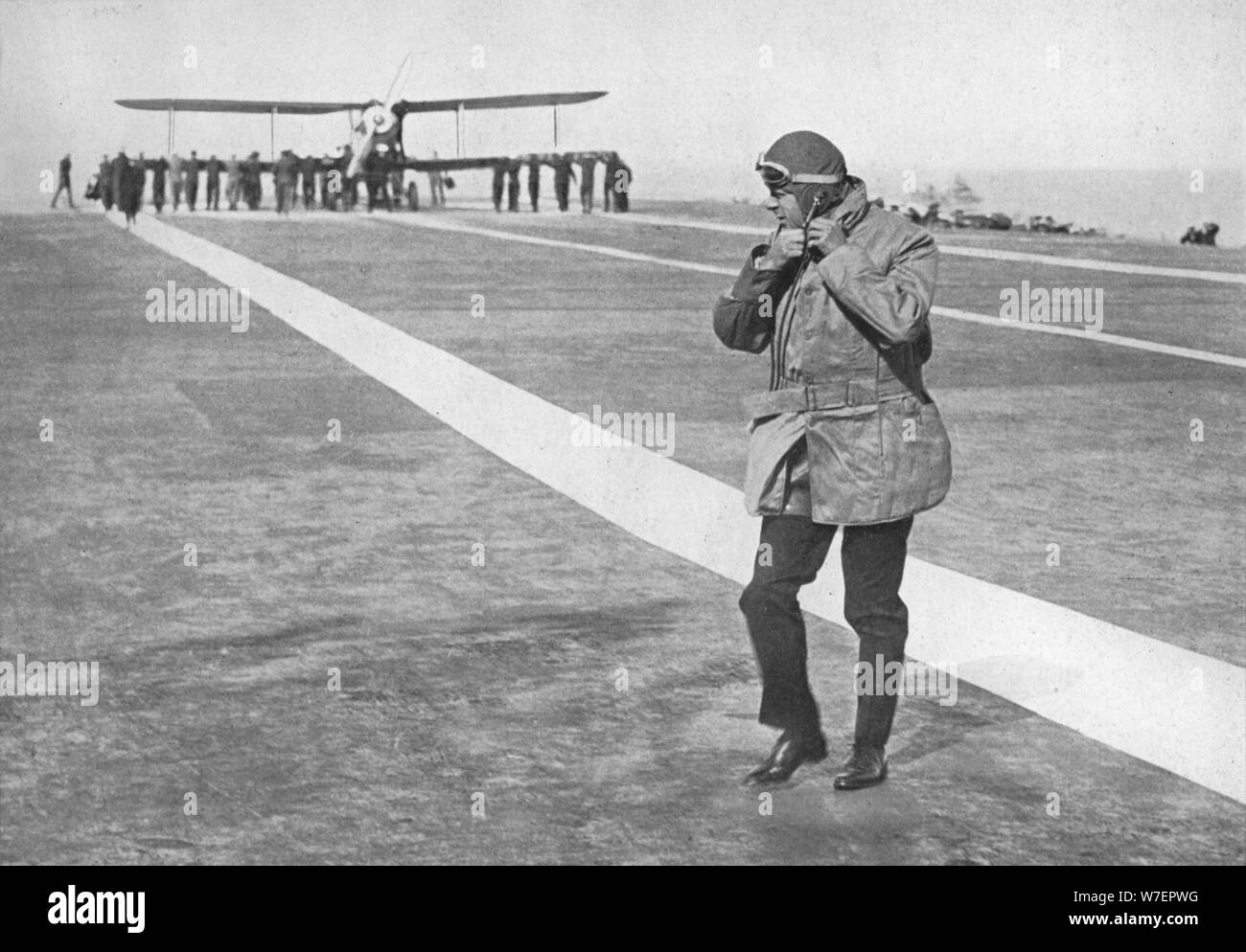 "Ein historisches Ereignis: König Edward seinen fliegenden Helm entfernen", 1936. Künstler: unbekannt. Stockfoto