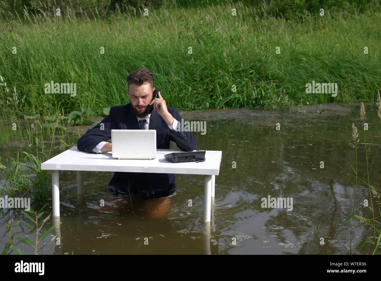 Besorgt und angespannt junger bärtiger Mann am Telefon zu sprechen, schlechten finanziellen Bericht, erfolglosen beschäftigen, Geld Probleme, schlechte Nachrichten zu empfangen oder das Projekt re Stockfoto
