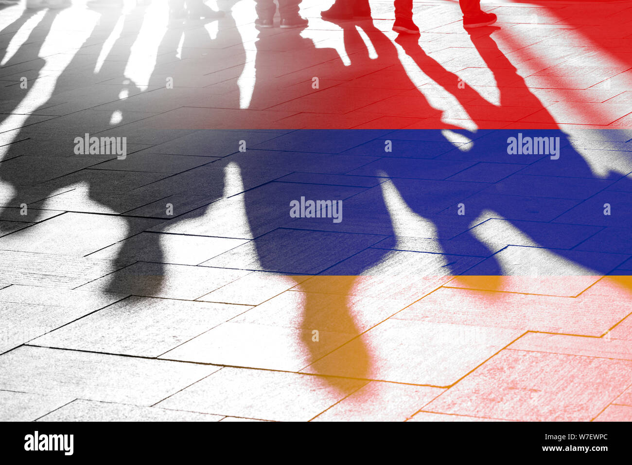 Armenische Fahne und Schatten von Menschen als Hintergrund - konzeptionelle Bild Abstimmung über Freiheit und Unabhängigkeit in Armenien Stockfoto