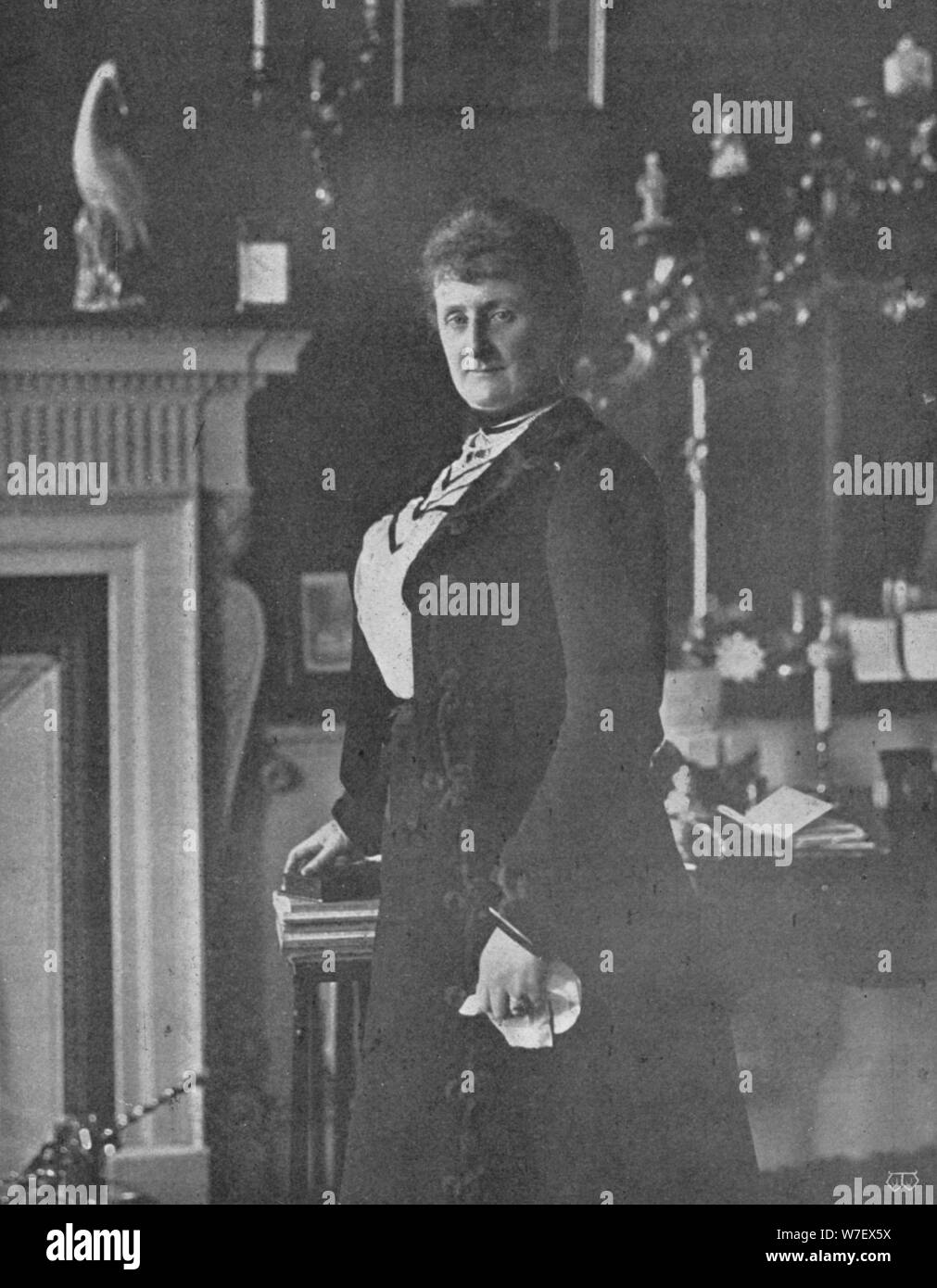 "Lady Lansdowne an ihrem Schreibtisch", c1903, (1903). Künstler: unbekannt. Stockfoto