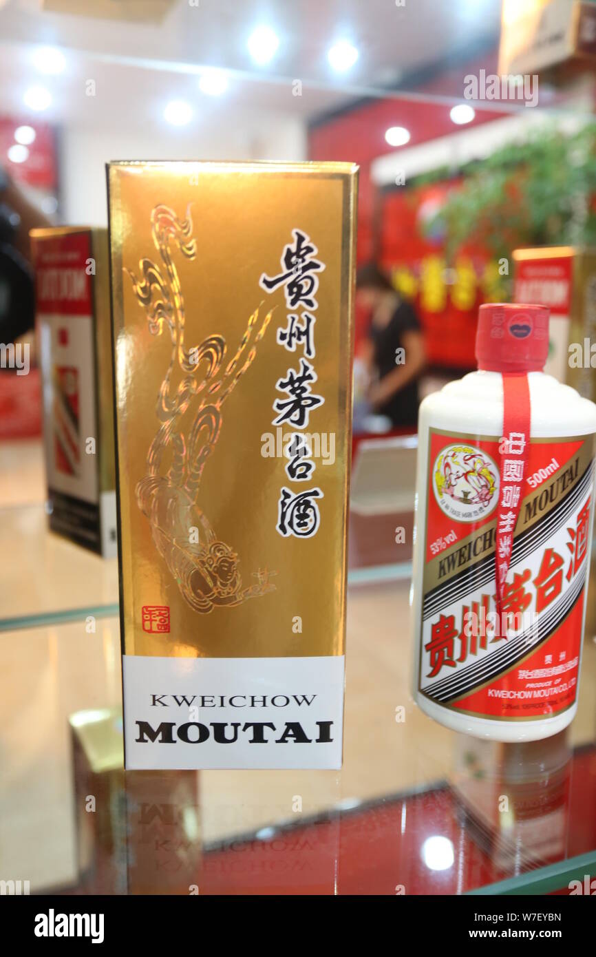 ---- Eine Flasche Kweichow Moutai Liquor ist auf ein Geschäft in der Stadt Xuchang, der Central China Provinz Henan, 27. Juli 2013. China's Top alcoh Stockfoto