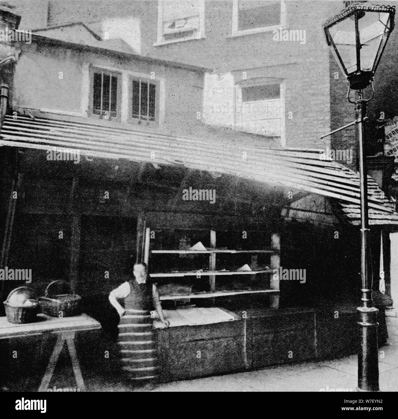 Shop und solar, Clare Market, London, inzwischen abgerissen, 1895 (1904). Künstler: unbekannt. Stockfoto