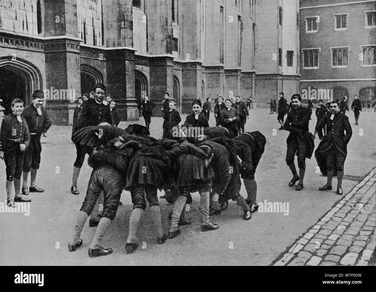 Ein spannendes Spiel: Schülerinnen und Schüler von Christ es Hospital School in Stadt von London, 1900 (1911). Künstler: RW Thomas. Stockfoto