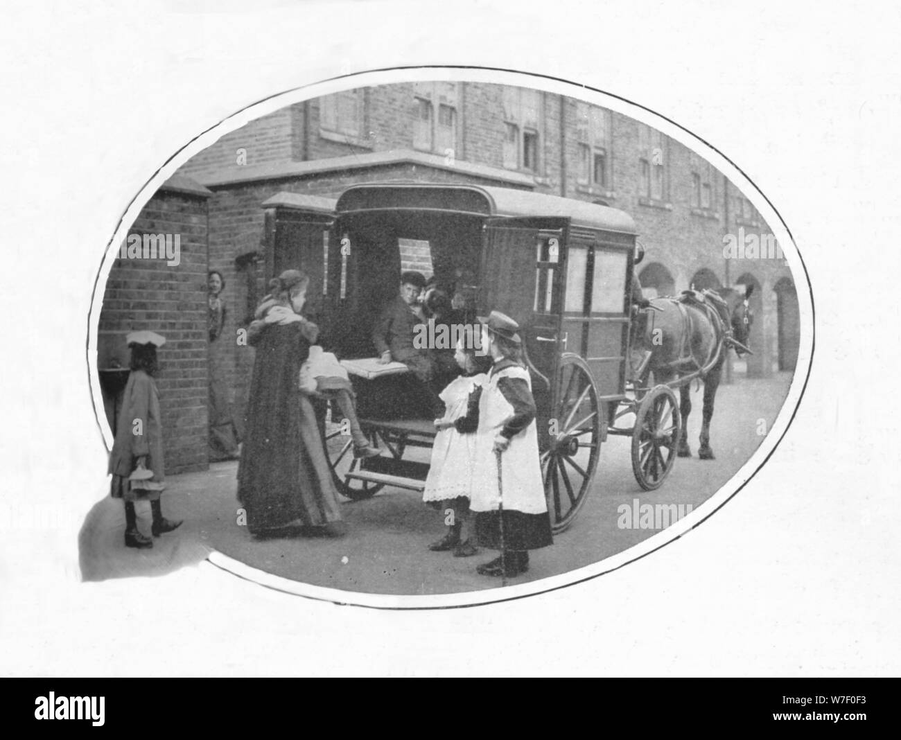 Zur Schule von Krankenwagen, London, c1903 (1903). Künstler: unbekannt. Stockfoto