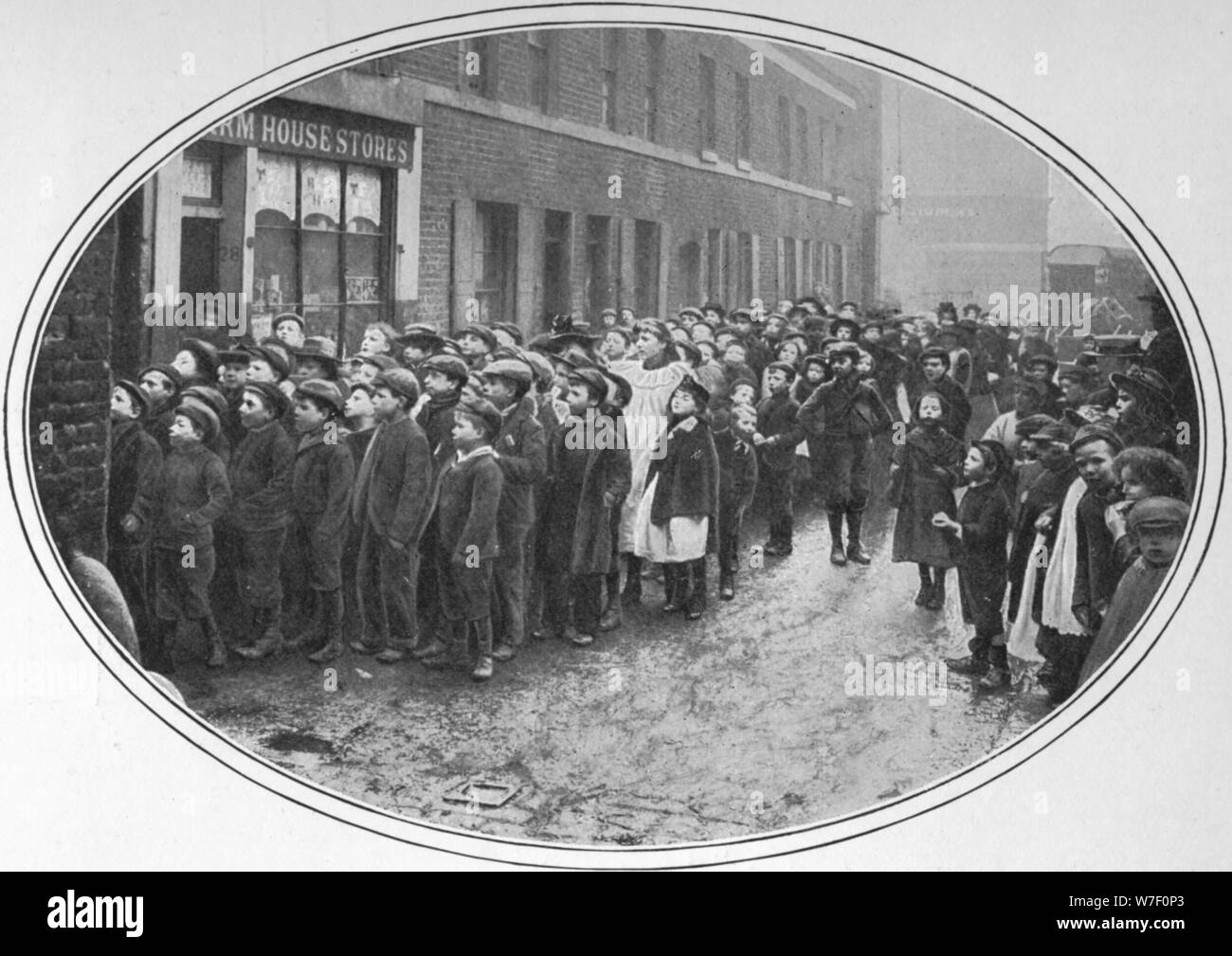 Kinder warten kostenlose Mahlzeiten, London, 1900 (1901). Künstler: unbekannt. Stockfoto