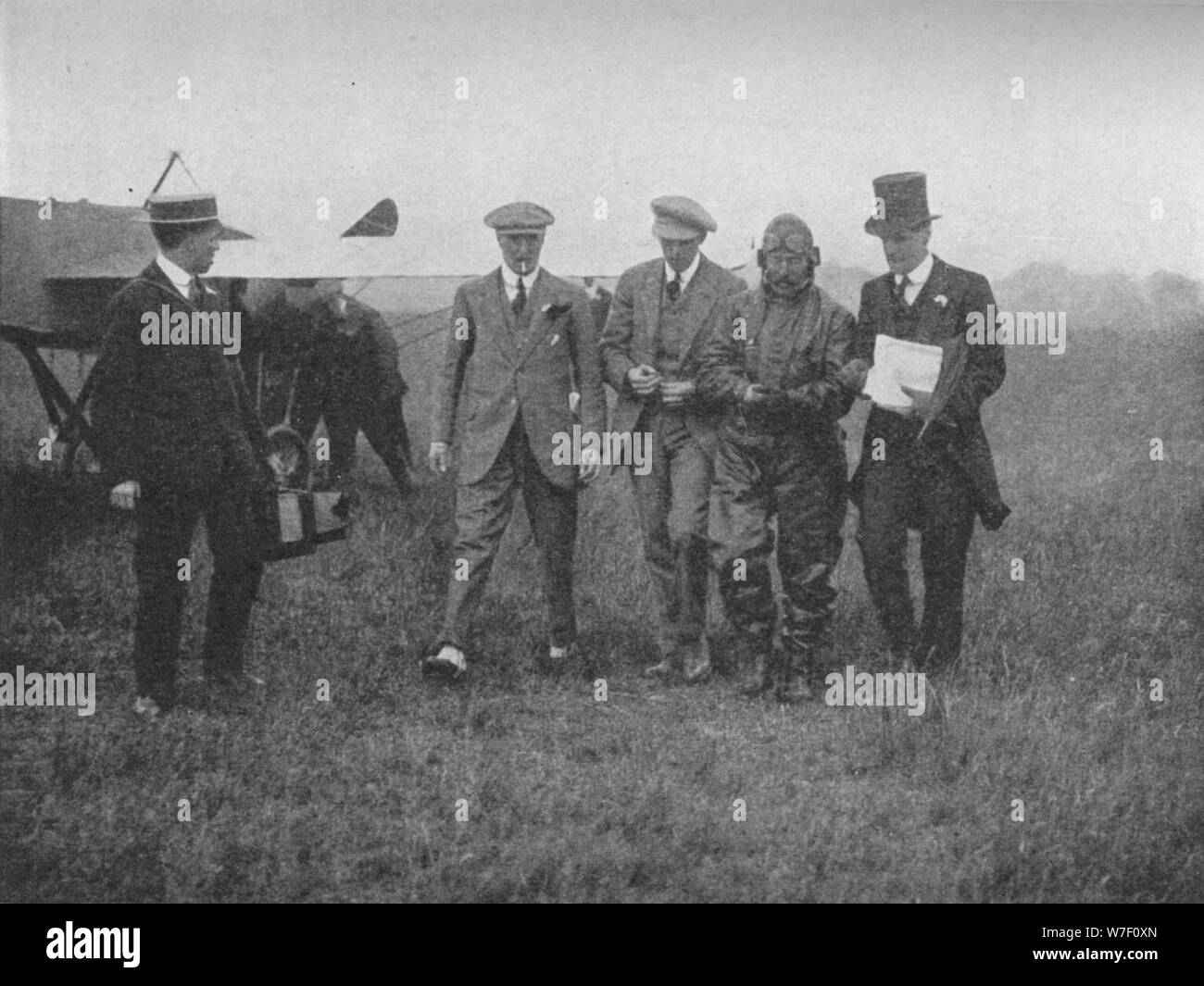 Das Ende von einem grossen Flug: Herr Robert Slacks Ankunft in Hendon, 1913 (1934). Künstler: Flug Foto geteilt. Stockfoto