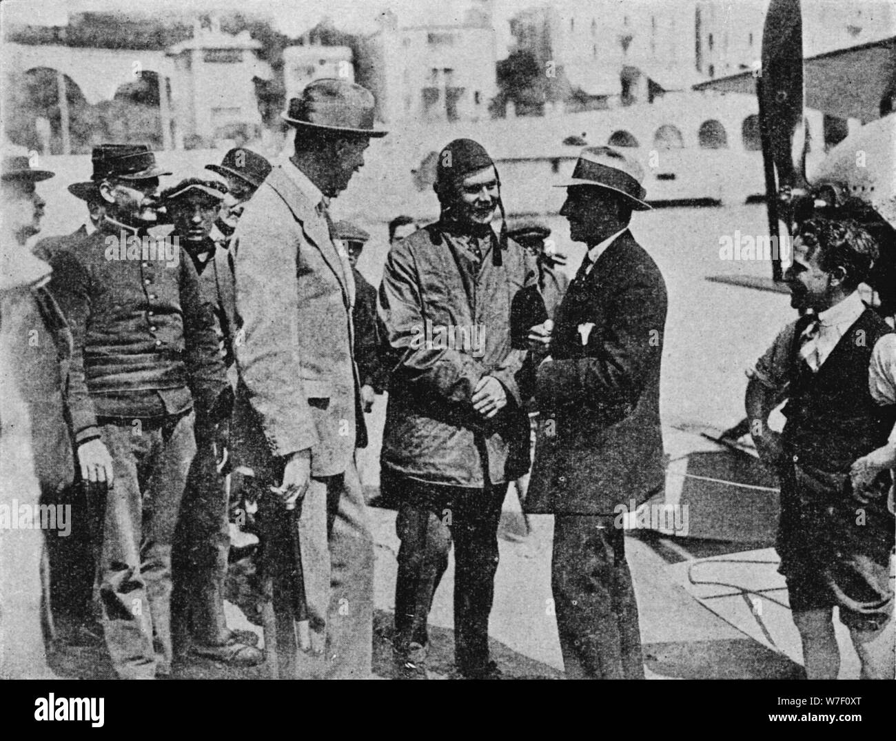 The Schneider-Trophy: Howard Pixton im Gespräch mit Jacques Schneider nach seinem Sieg, 1914 (1934). Künstler: Flug Foto geteilt. Stockfoto