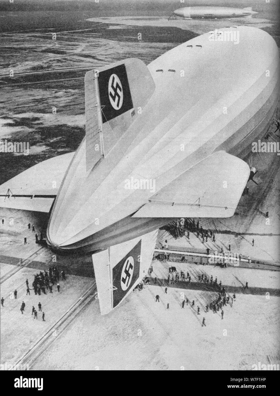 Deutschen Zeppelin Luftschiff "Hindenburg" in Lakehurst, New Jersey, c1936 festgemacht (c1937). Künstler: unbekannt. Stockfoto