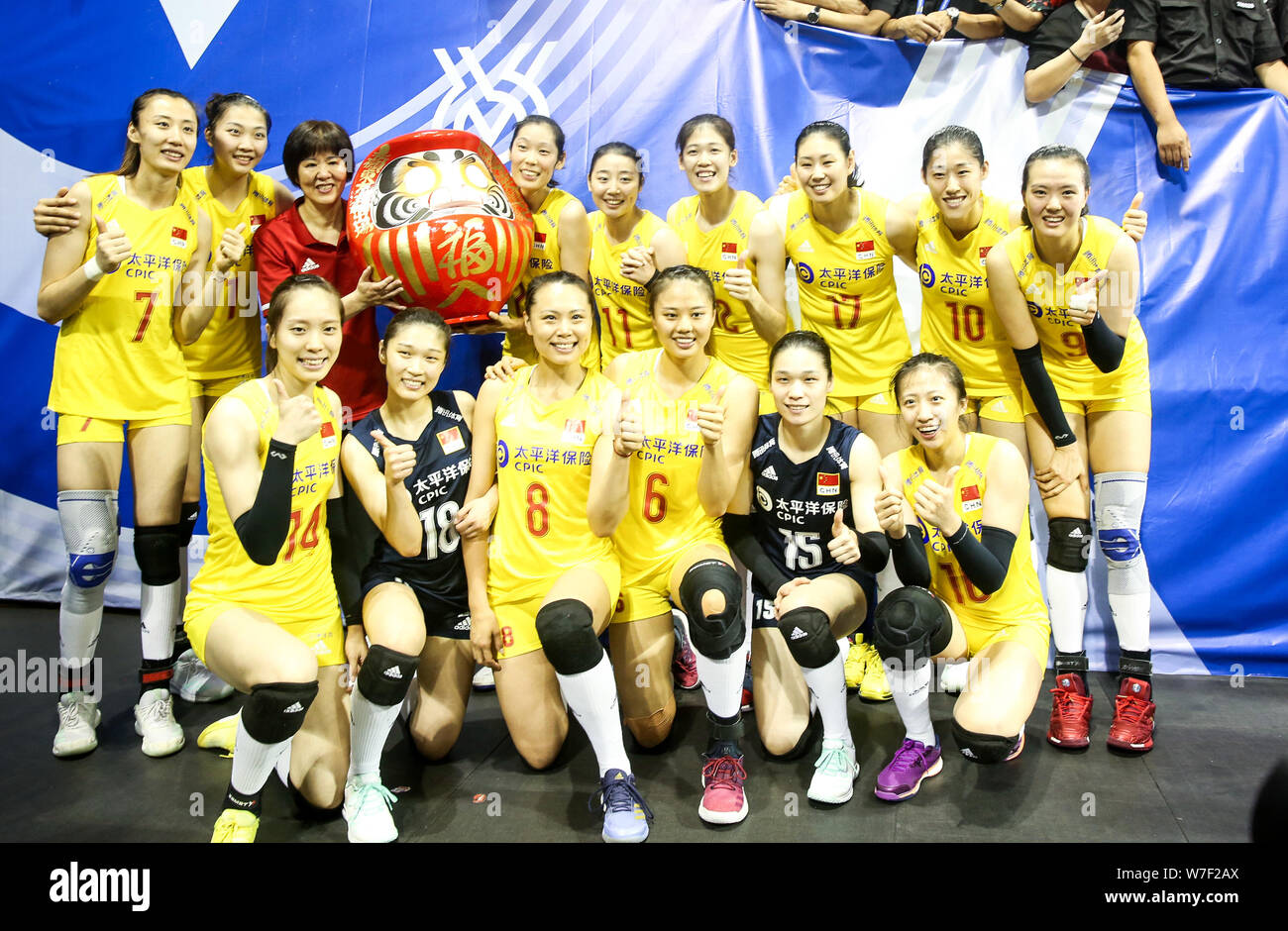 Nationale Chinas Frauen volleyball Team Foto stellen ihren Sieg nach 2019 die FIVB Frauen Volleyball Intercontinental olympischen Qualifikation Turnier gegen die Türkei in Ningbo City, der ostchinesischen Provinz Zhejiang, den 4. August 2019 feiern. China gewann das Match gegen die Türkei mit 3-0 an die 2019 der FIVB Volleyball Intercontinental olympischen Qualifikation Turnier und gewann die Qualifikation für die Spiele der XXXII Olympiade, oder wie Tokyo 2020 bekannt, in Ningbo City, der ostchinesischen Provinz Zhejiang teilnehmen, 4. August 2019. Stockfoto