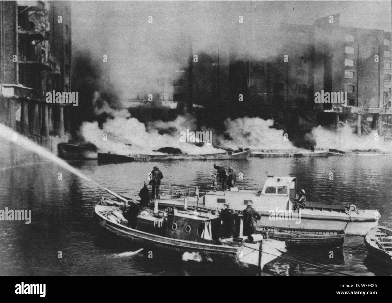 "Die Feuerwehrleute waren an der Spitze der Gefahr", 1941 (1942). Künstler: unbekannt. Stockfoto