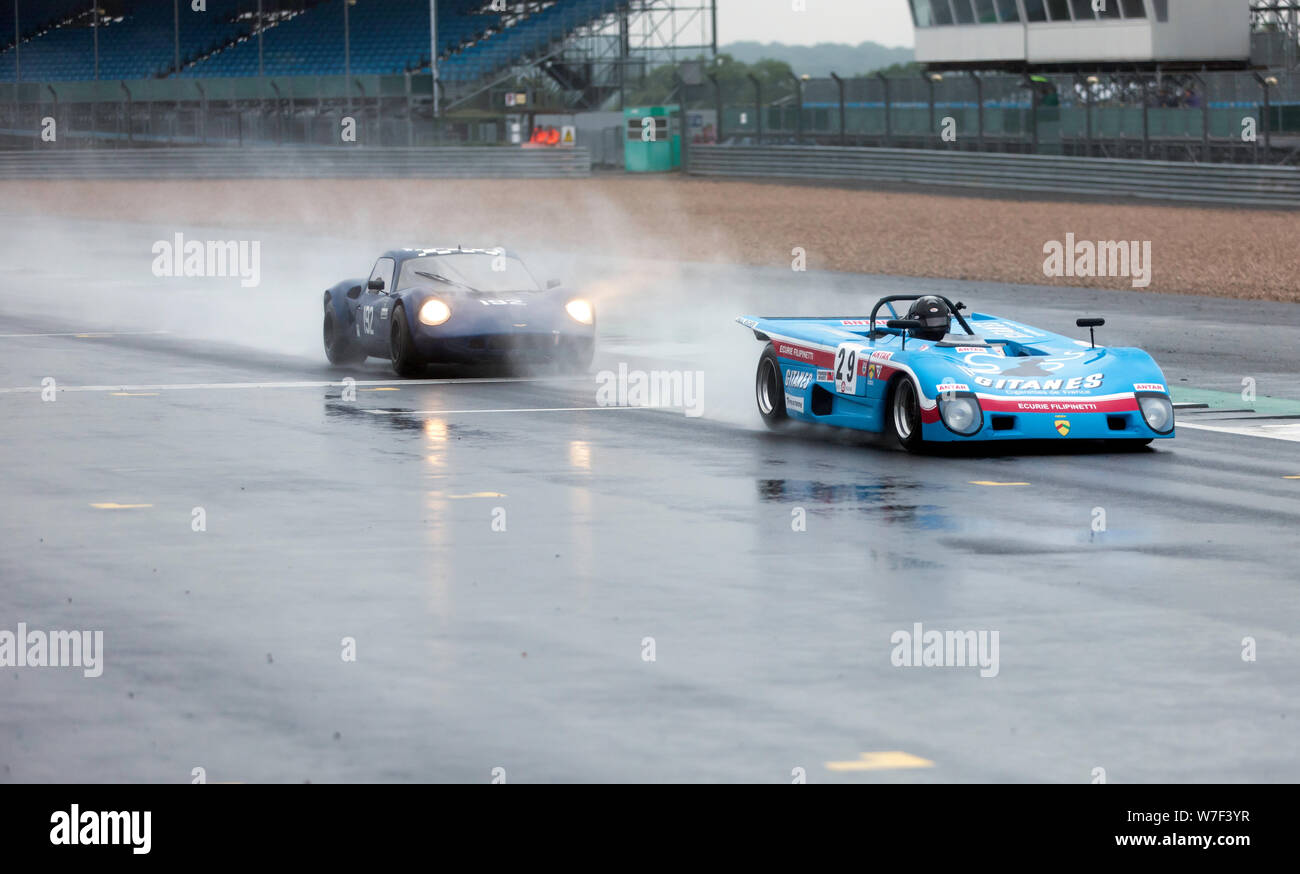 Mark Richardson, in seinem Blau, 1972, Lola T 290, Rennen mit Thomas/Lockie in ihrer Chevron B8, während die HSCC Thundersports Rennen auf dem 2019 Silverstone Classic Stockfoto