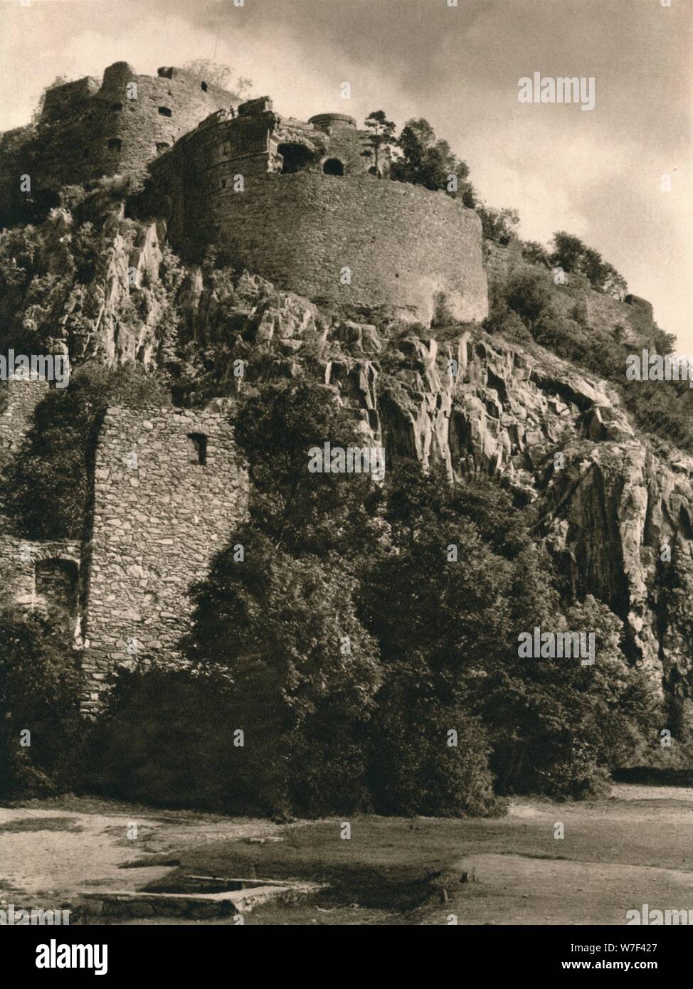 "Die Ruinen von der Hohentwiel", 1931. Künstler: Kurt Hielscher. Stockfoto