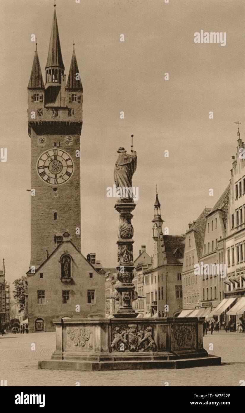 "Straubing - Ludwigsplatz mit Stadtturm und 1644-Brunnen", 1931. Künstler: Kurt Hielscher. Stockfoto