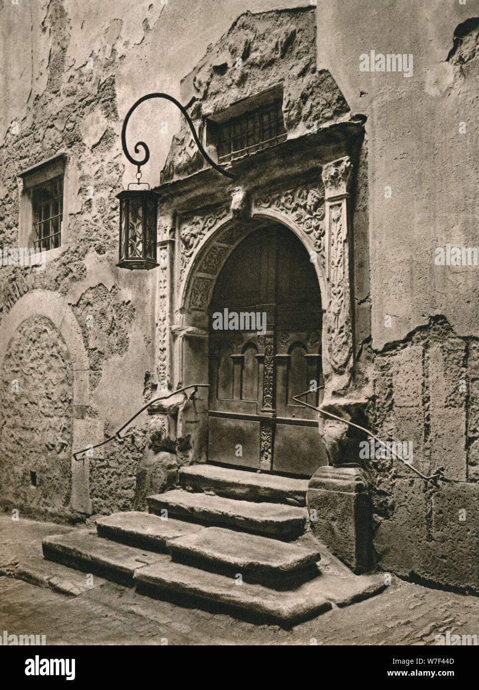 "Rothenburg O. d. T. - Portal des alten Rathauses", 1931. Künstler: Kurt Hielscher. Stockfoto