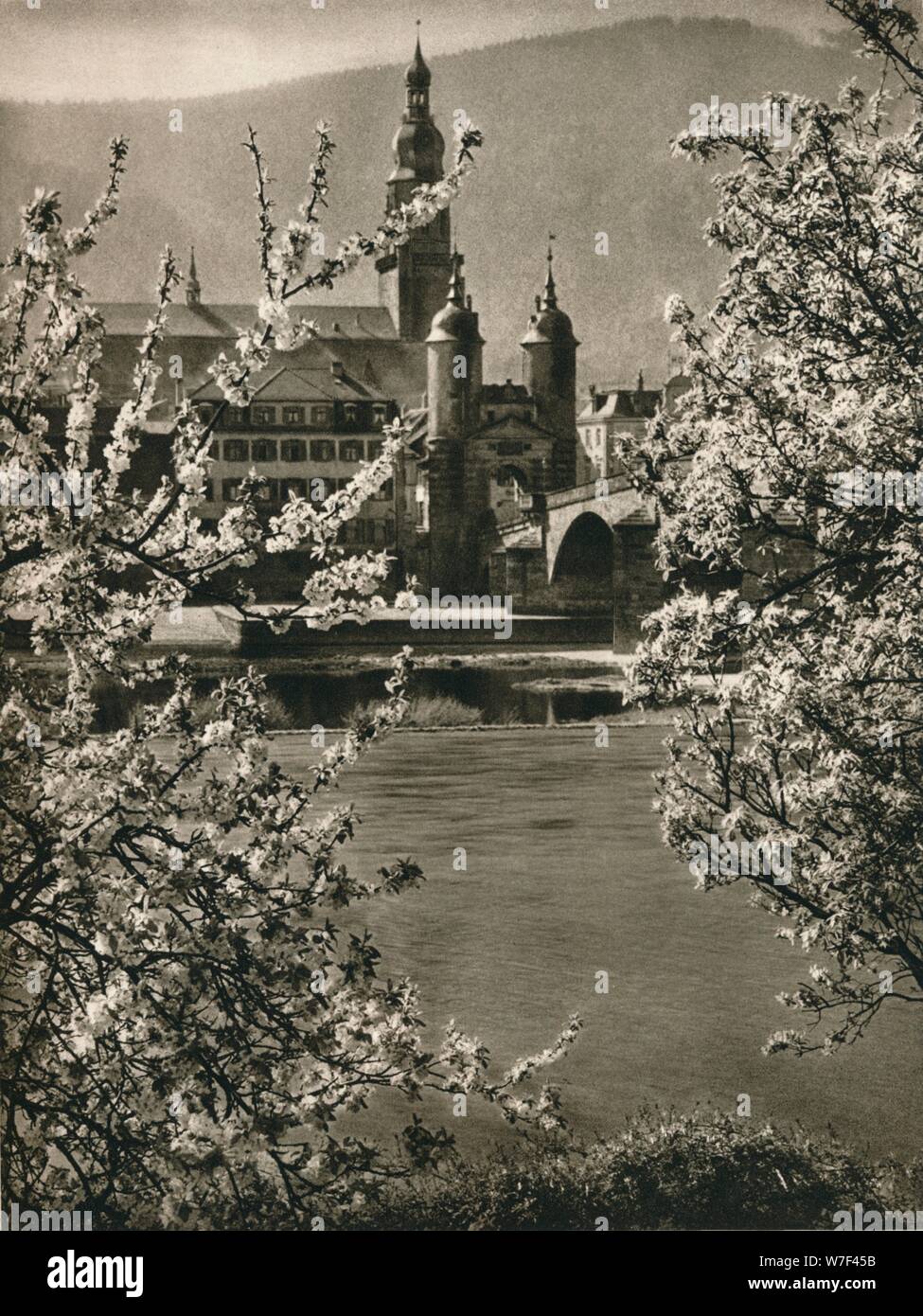 "Heidelberg. Auf die alte Neckarbrücke ", 1931. Künstler: Kurt Hielscher. Stockfoto