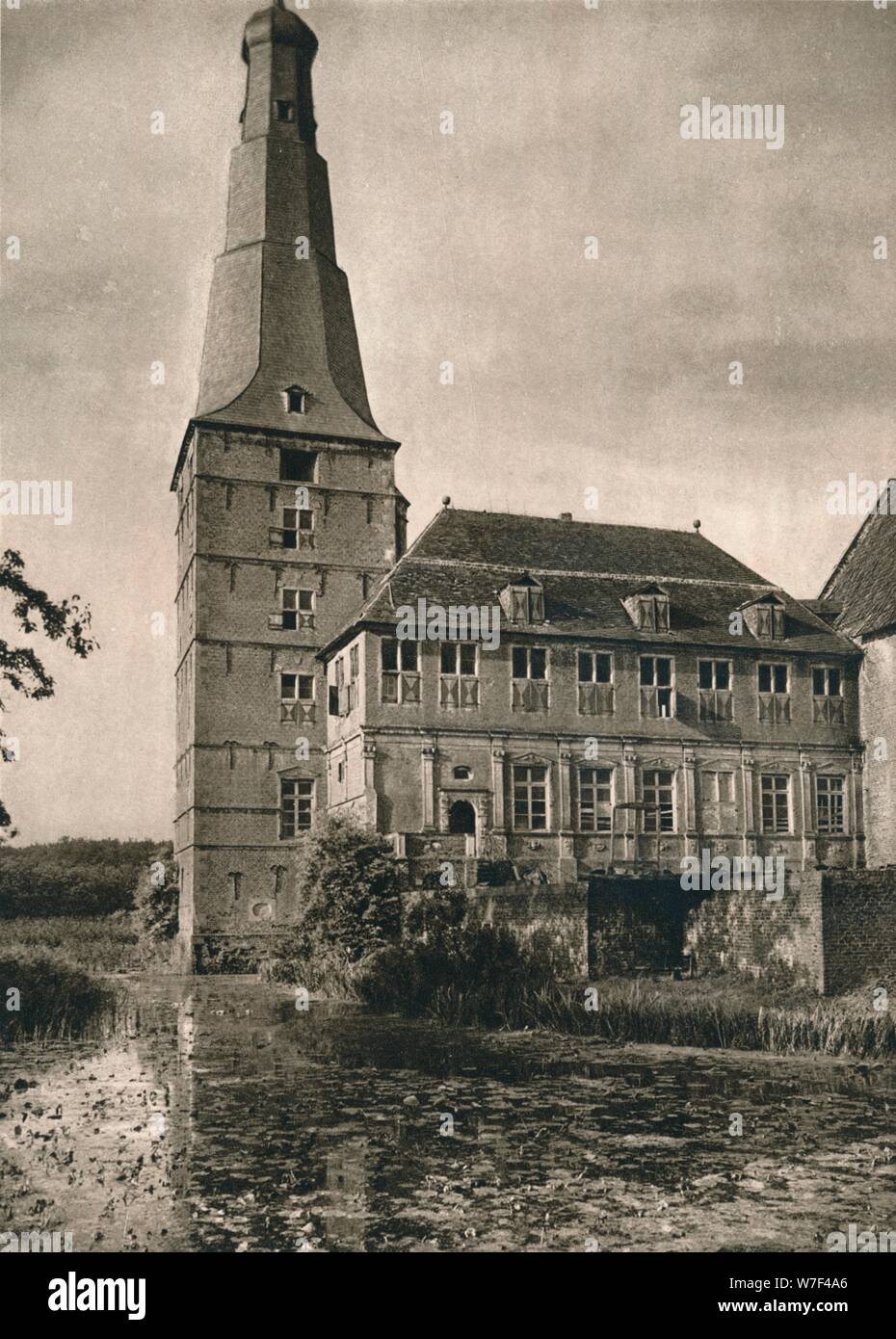 "Raesfeld (Westfalen). Wasserschloß ", 1931. Künstler: Kurt Hielscher. Stockfoto