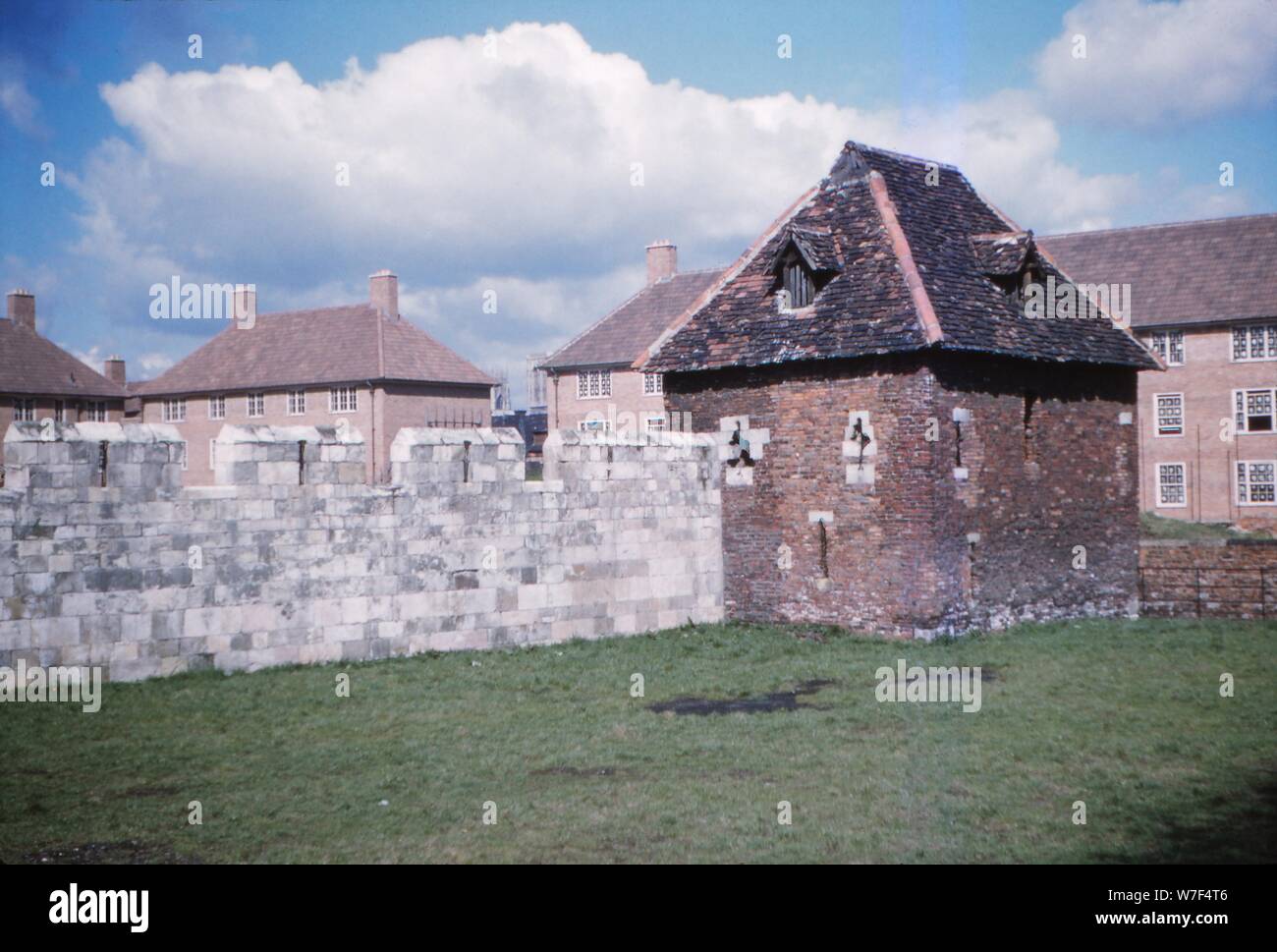 Der rote Turm am Ende der mittelalterlichen Stadtmauern Yorks des 20. Jahrhunderts. Künstler: CM Dixon. Stockfoto