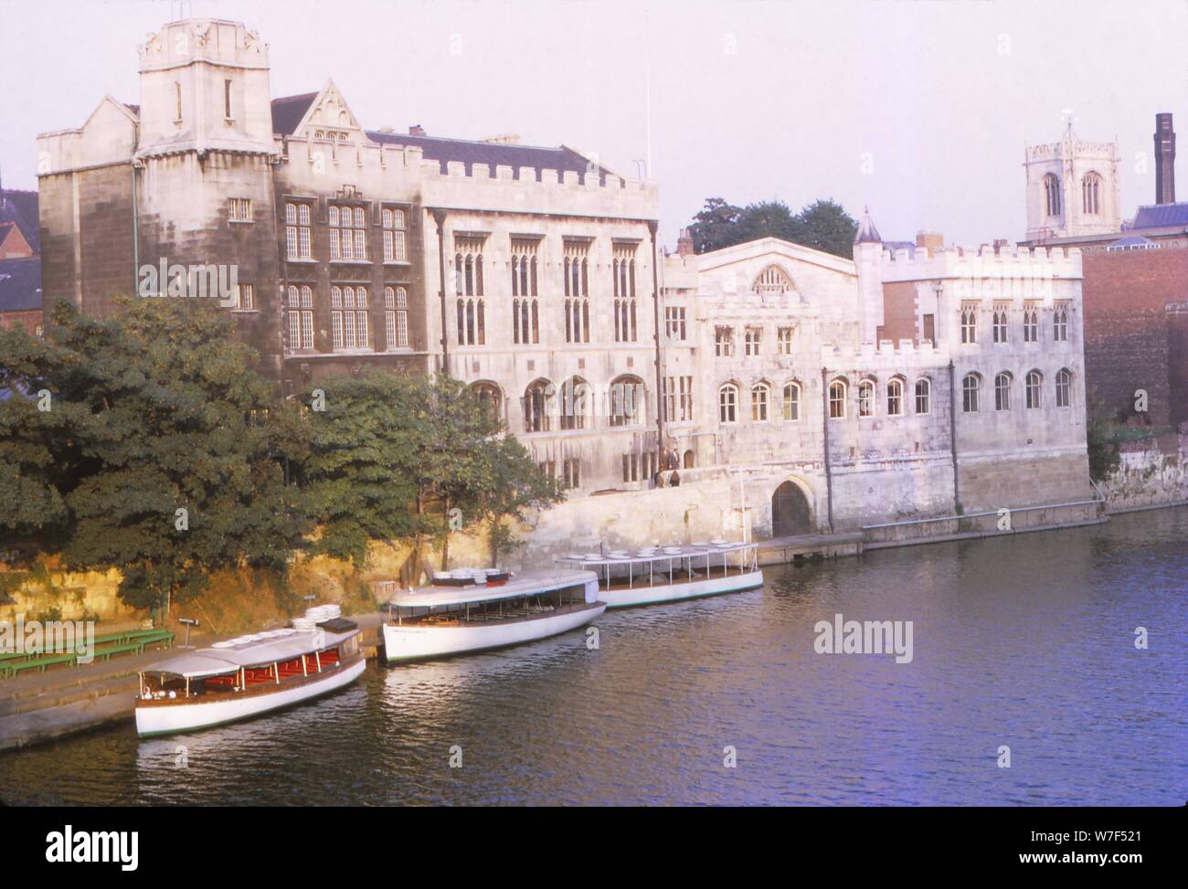 Guildhall erreichen am Fluss Ouse von Lendal Bridge, York, 20. Jahrhundert. Künstler: CM Dixon. Stockfoto