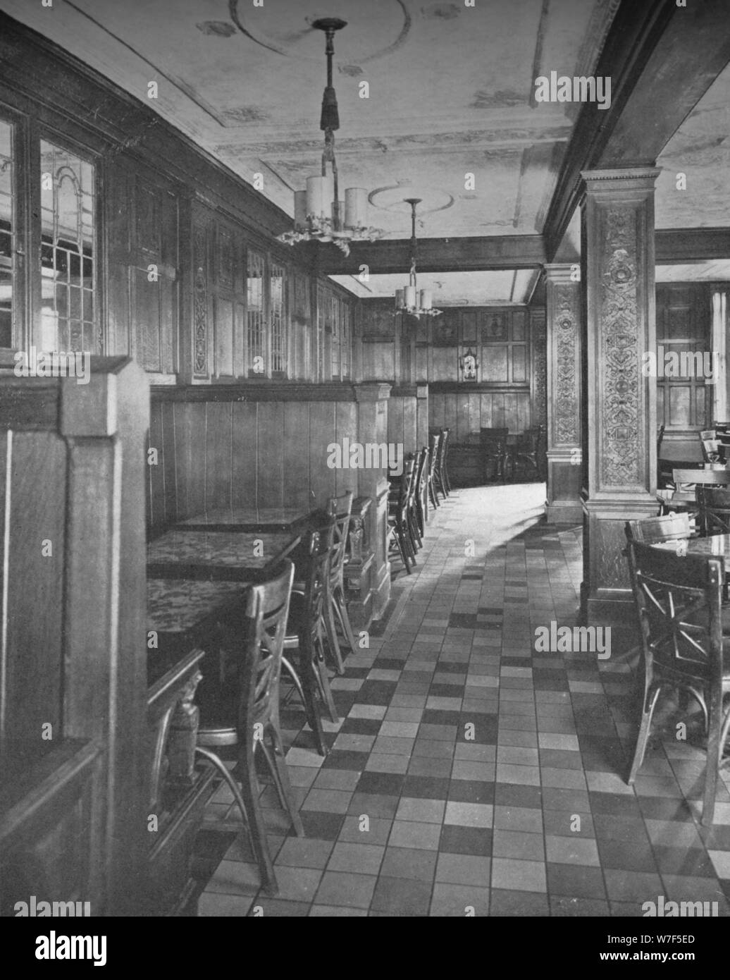 Stände in der dritten Etage Tee Zimmer, Frank G Shattuck Co Büros, Boston, Massachusetts, 1923. Künstler: unbekannt. Stockfoto