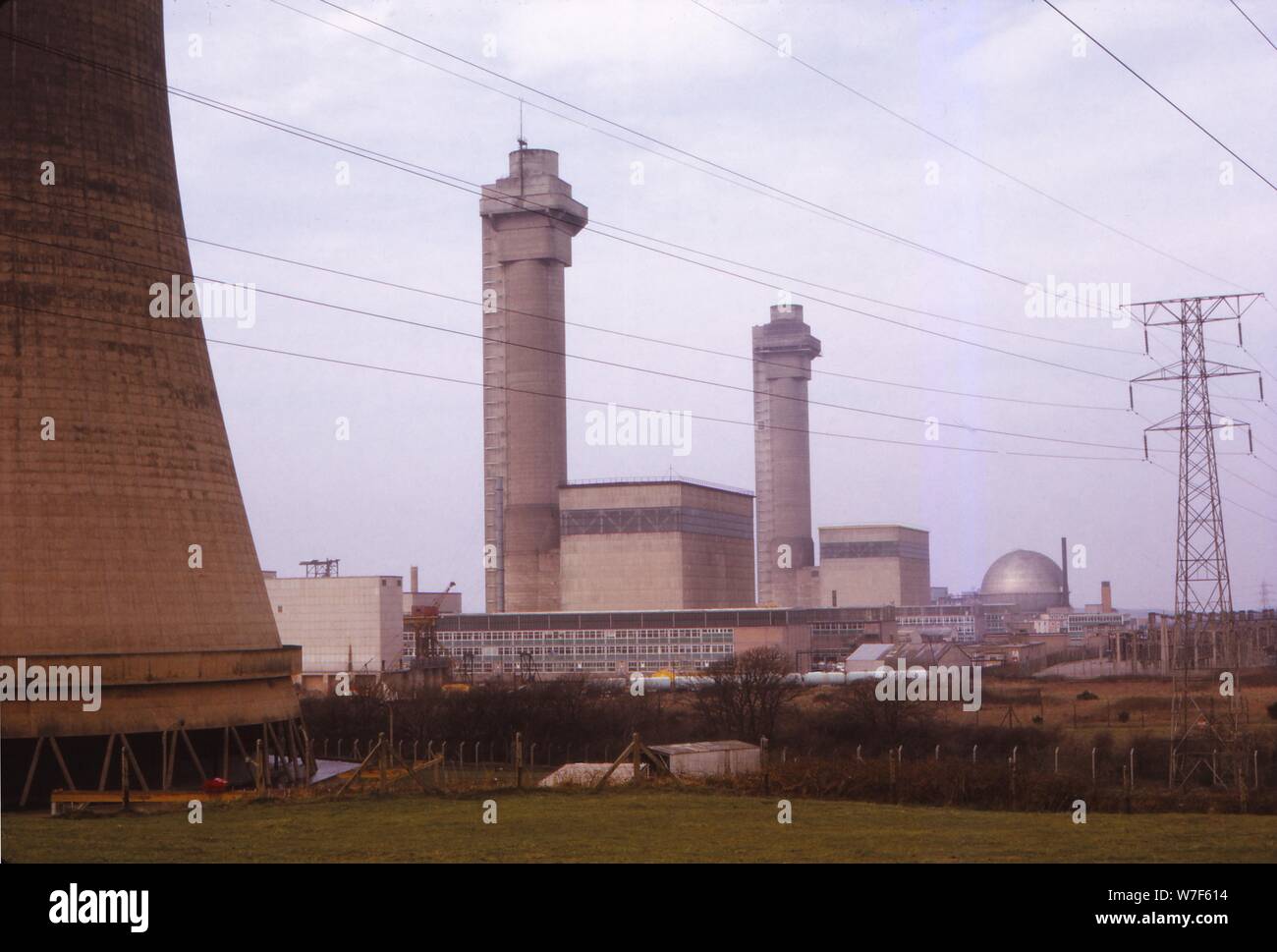 Calder Hall Nuclear Power Station, Cumberland, UK, 20. Jahrhundert. Künstler: CM Dixon. Stockfoto