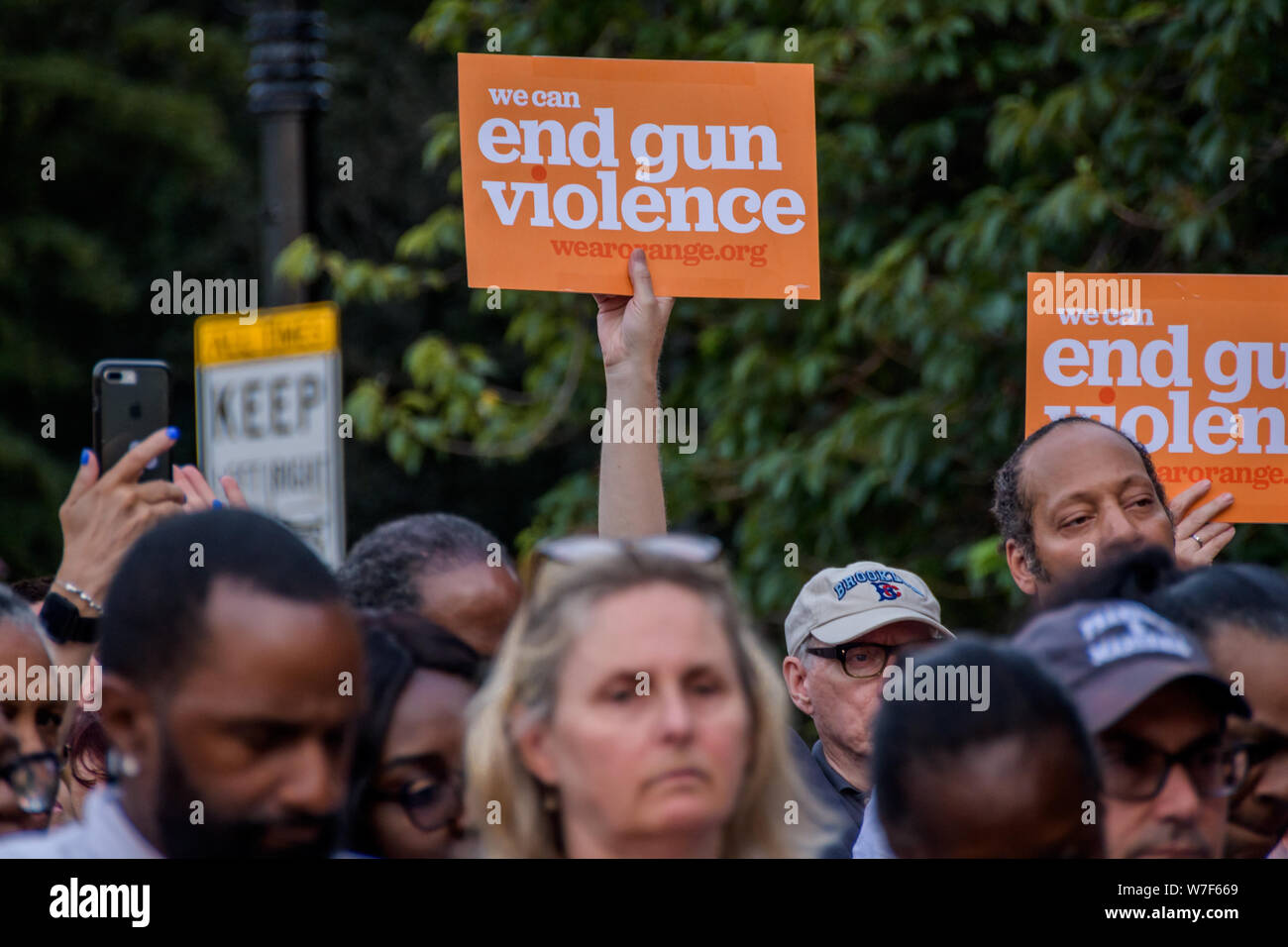 New Yorker gegen Waffengewalt, Jugend gegen Waffen, Schwule gegen Waffen, Borough Präsident Eric L. Adams, bürgerlichen Rechte Rechtsanwalt Norman Siegel, Alexandria Ocasio Cortez, zahlreiche Lokale gewählte Beamte und andere Fürsprecher für eine Mahnwache in Prospect Park versammelt, am 5. August 2019 das Leben in den letzten Massenerschießungen in Brownsville, Dayton, El Paso verloren zu beklagen, und Gilroy, verurteilte die Schwankung in der Gun Gewalt in der ganzen Stadt und Land, und mit der Aufforderung an die Gesetzgeber im Bund eine echte Waffe Reform zu erlassen. (Foto von Erik McGregor/Pacific Press) Stockfoto