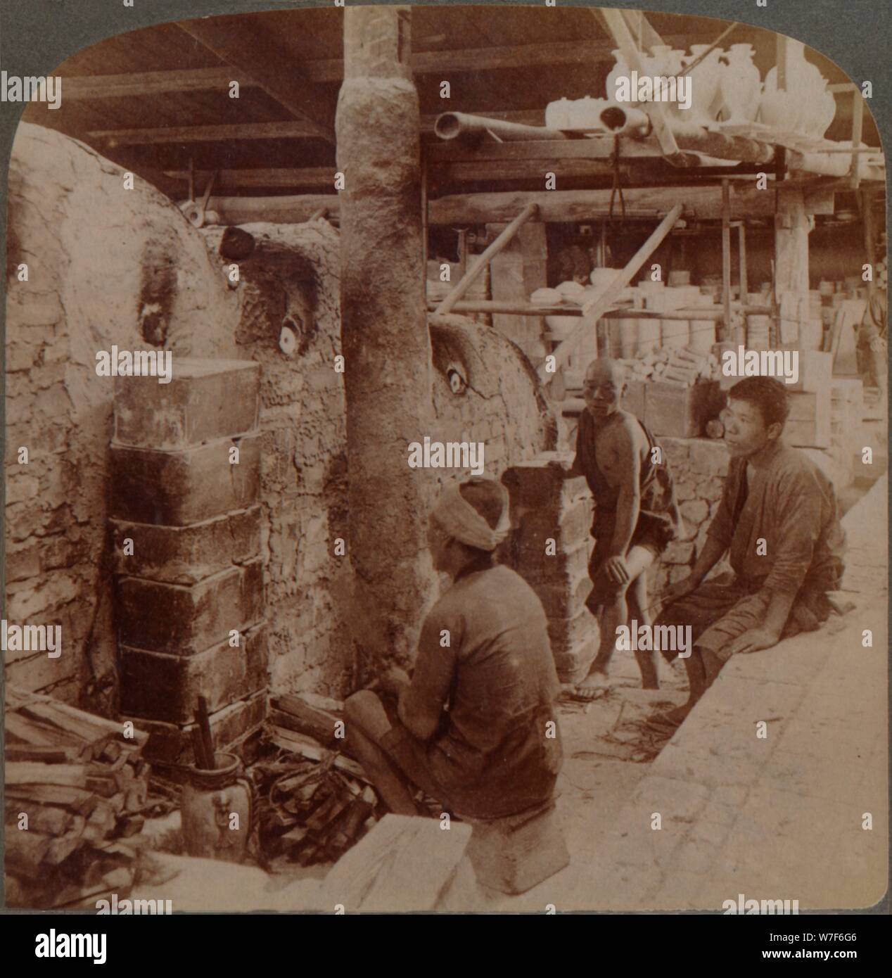 "Arbeiter gerade Öfen der kostbaren Awata Porzellan in Kinkosan Werken, Kyoto, Japan", 1904.  Künstler: unbekannt. Stockfoto