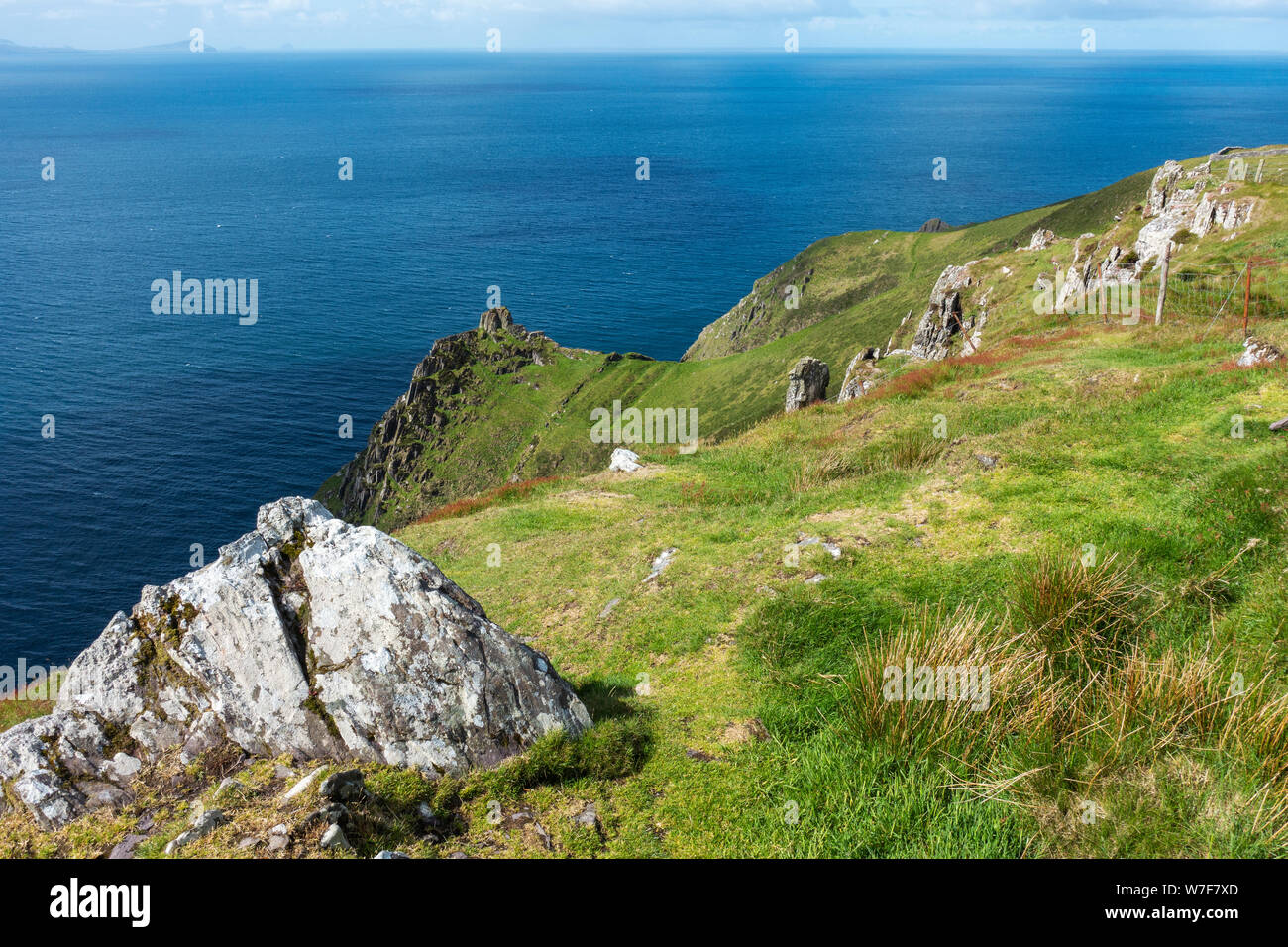 Die zerklüftete Küstenlinie von Eask Turm gesehen auf Ballymacadoyle Hill auf der Halbinsel Dingle in der Grafschaft Kerry, Republik von Irland Stockfoto