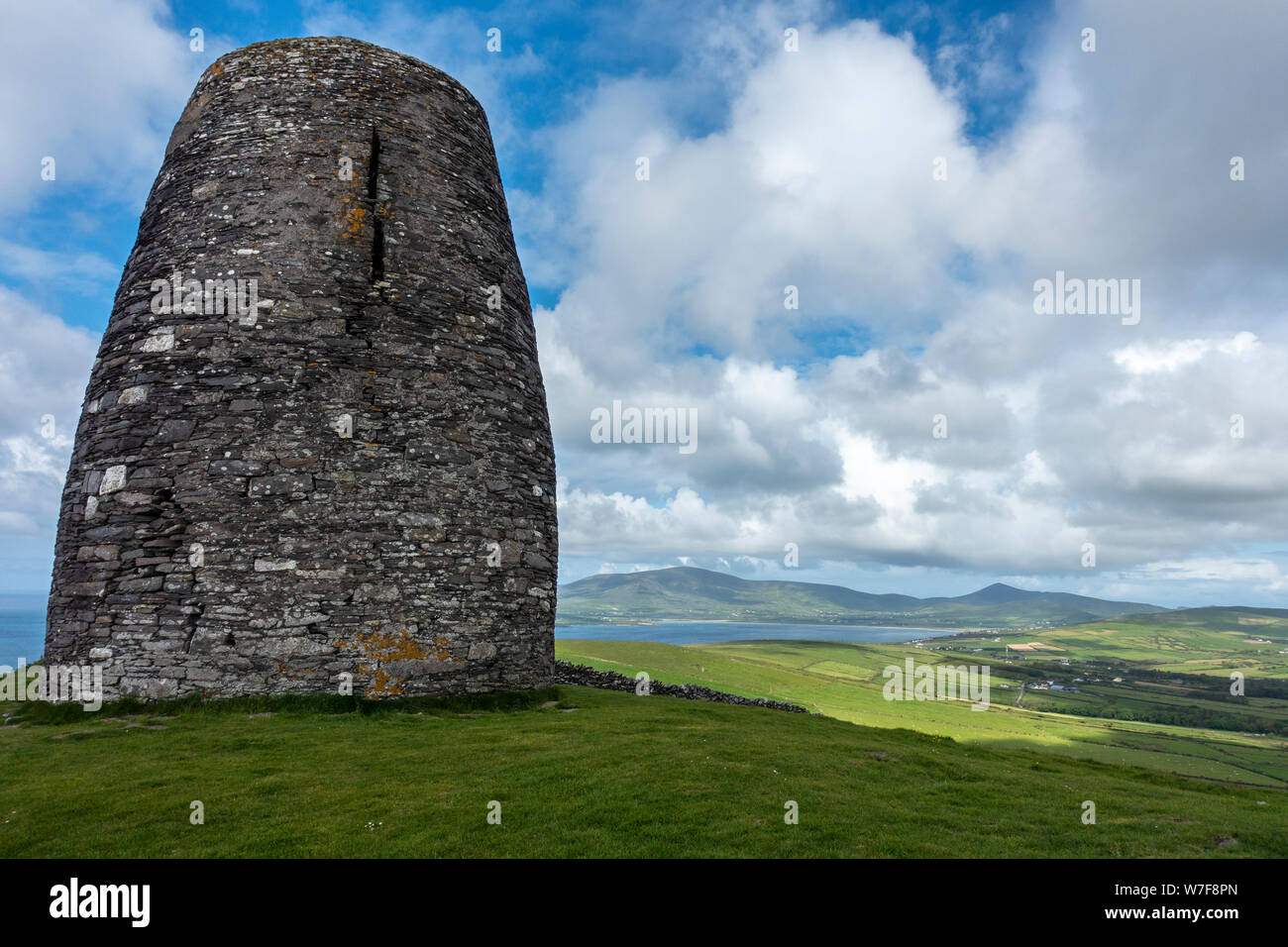 Eask Tower, einem Gebäude aus dem 19. Jahrhundert festen Stein Beacon Tower, auf Ballymacadoyle Hill auf der Halbinsel Dingle in der Grafschaft Kerry, Republik von Irland Stockfoto