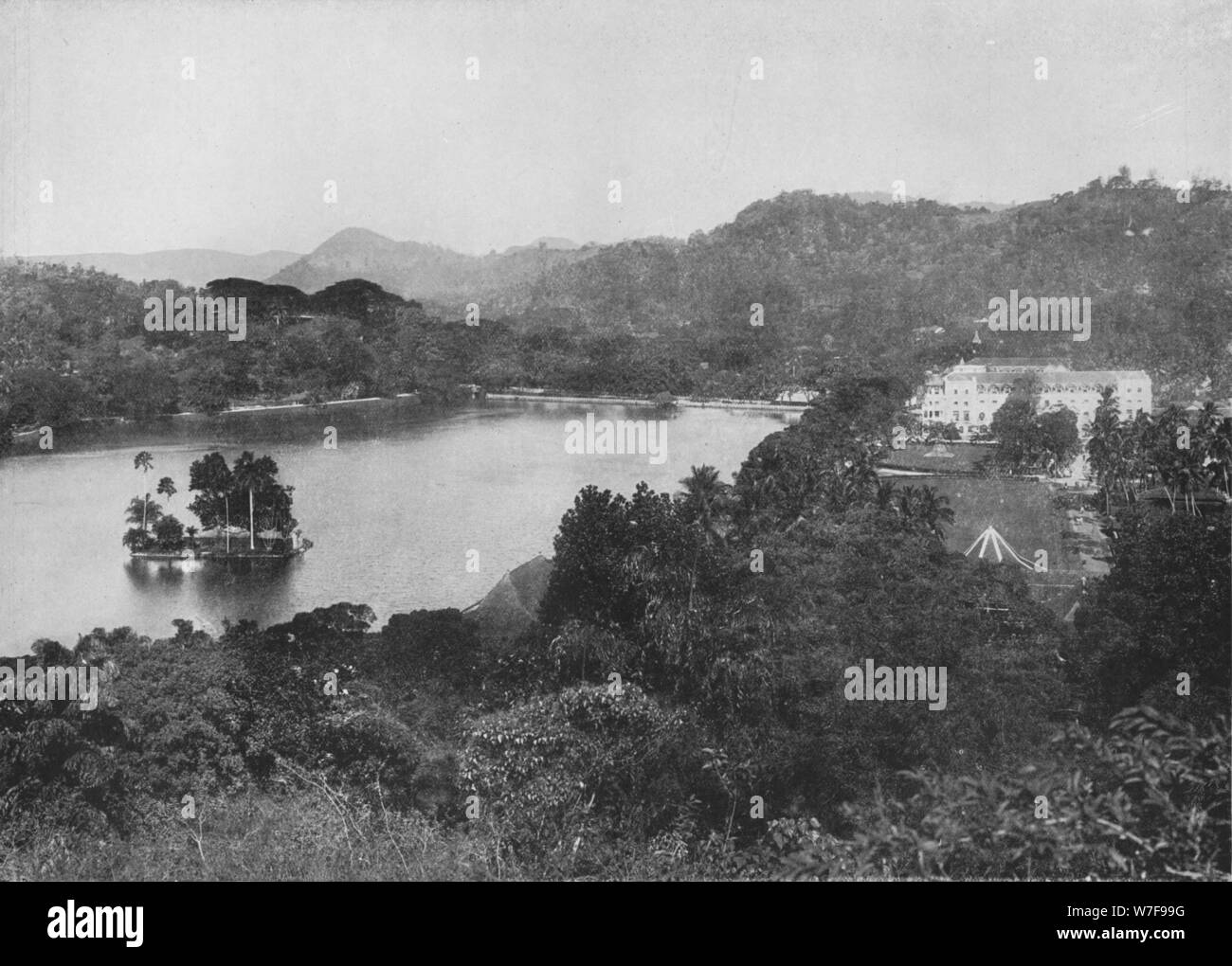 "Blick auf Kandy See von Lady Horton Drive, Kandy", c1890, (1910). Künstler: Alfred Wilhelm Amandus Platte. Stockfoto