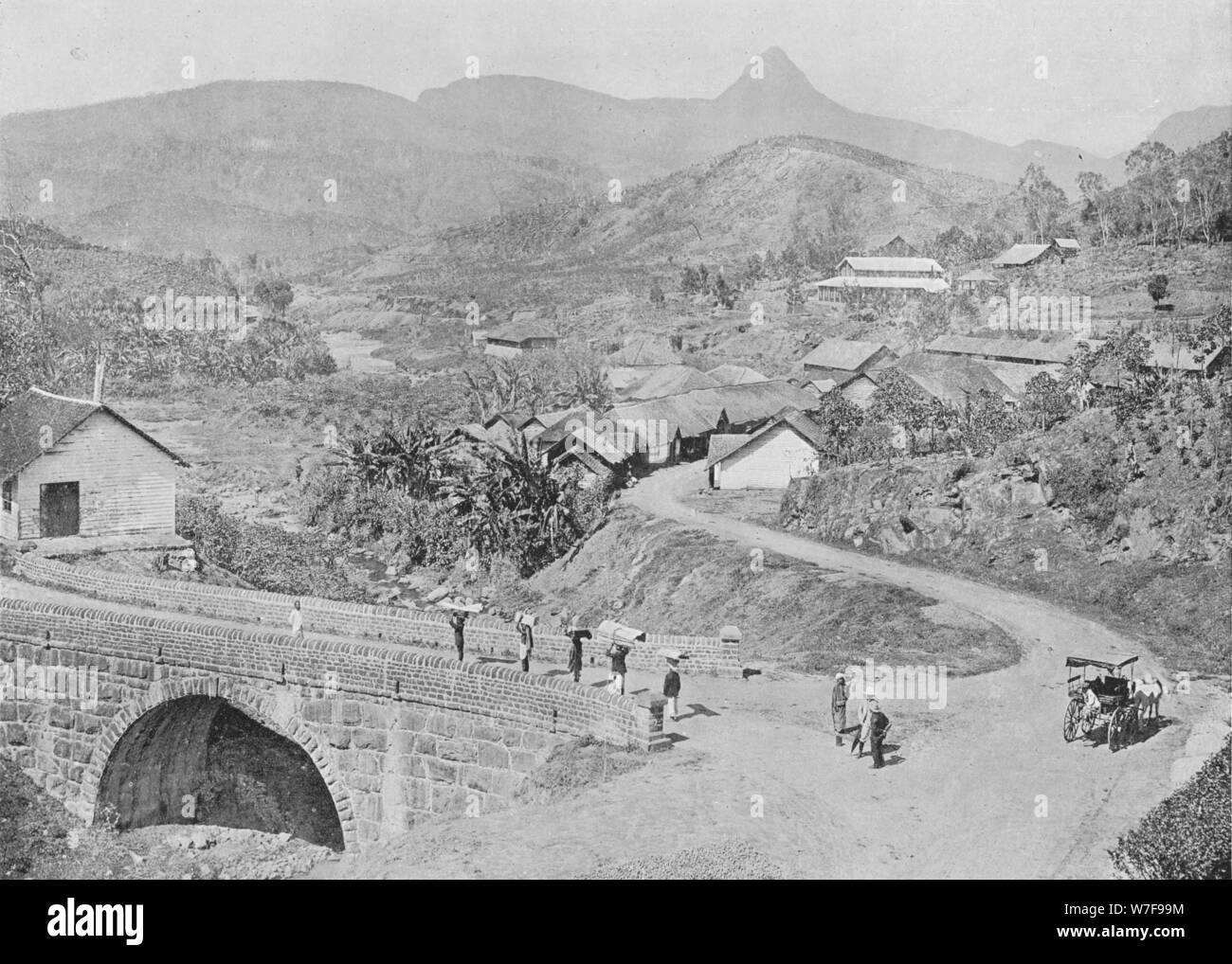 "Ansicht von Maskeliya zeigt Adam es Peak", c1890, (1910). Künstler: Alfred Wilhelm Amandus Platte. Stockfoto