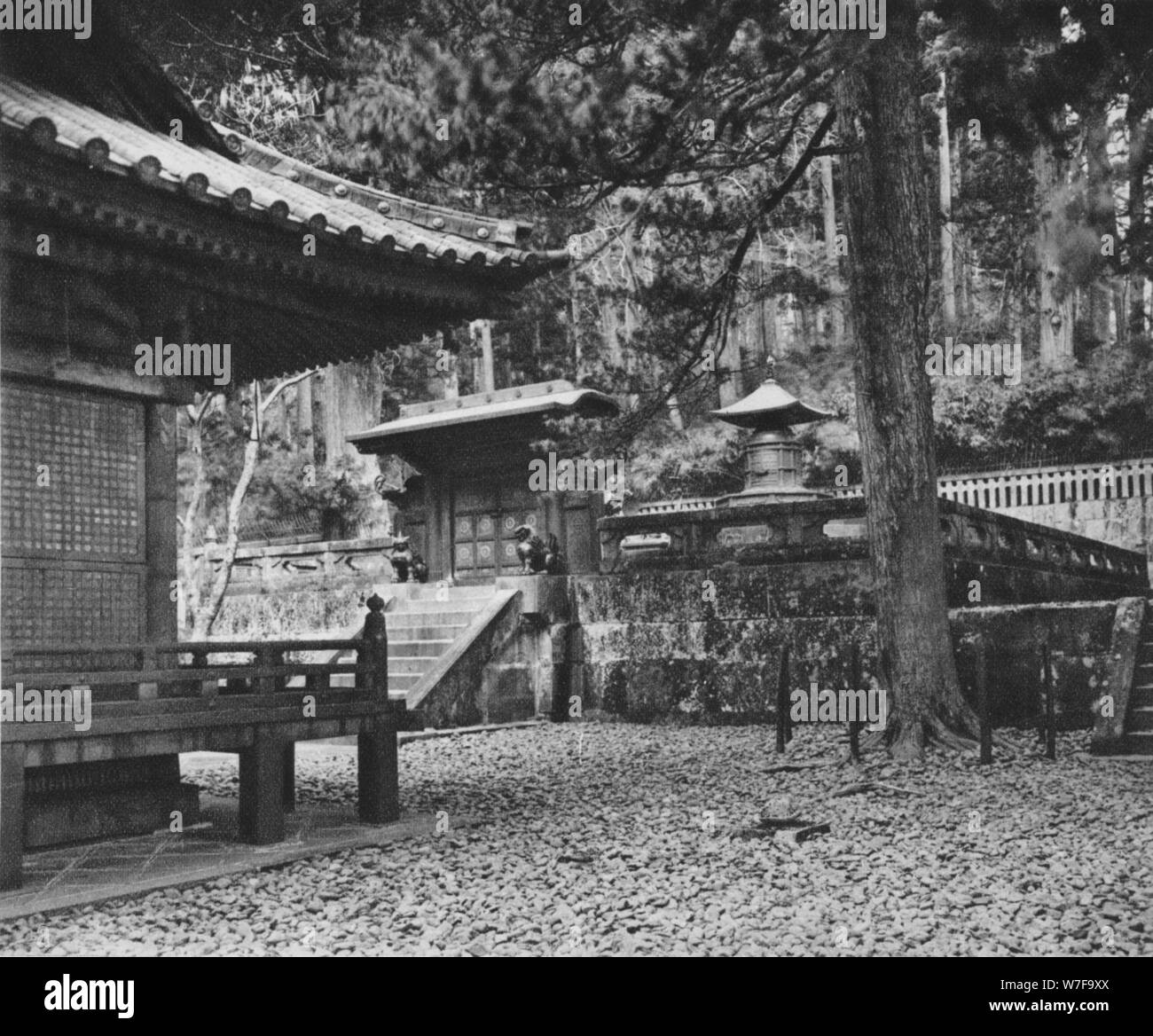 "Das Grab von Ieyasu, Gründer der Tokugawa-Dynastie, im Nikko", 1926. Künstler: unbekannt. Stockfoto