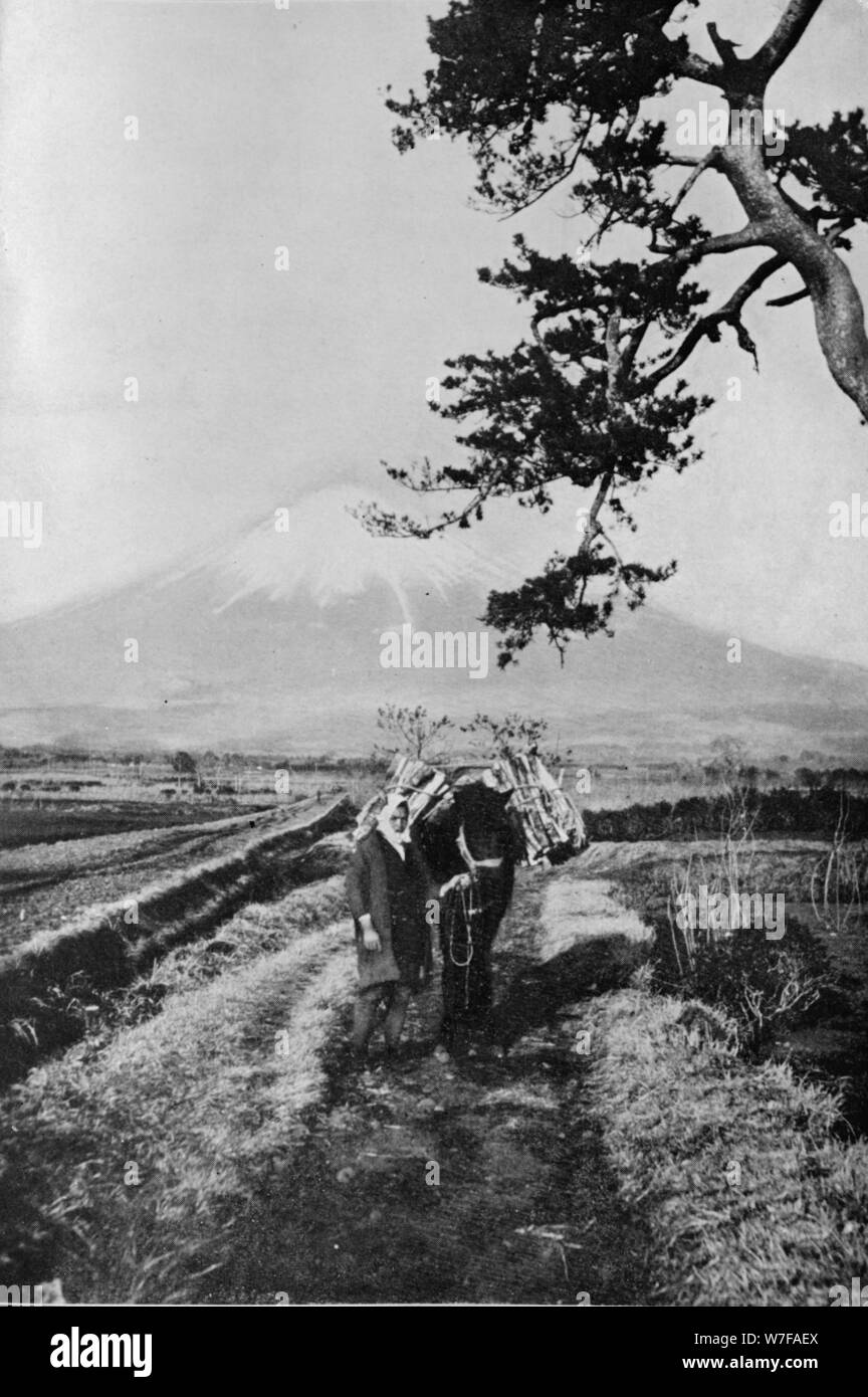 "Die Bauern der Region von Fuji nicht mit Namen sondern lediglich als O-Yama, der Herr Abgeordnete Berg, c 1900 Artist: Julian Leonard Street. Stockfoto