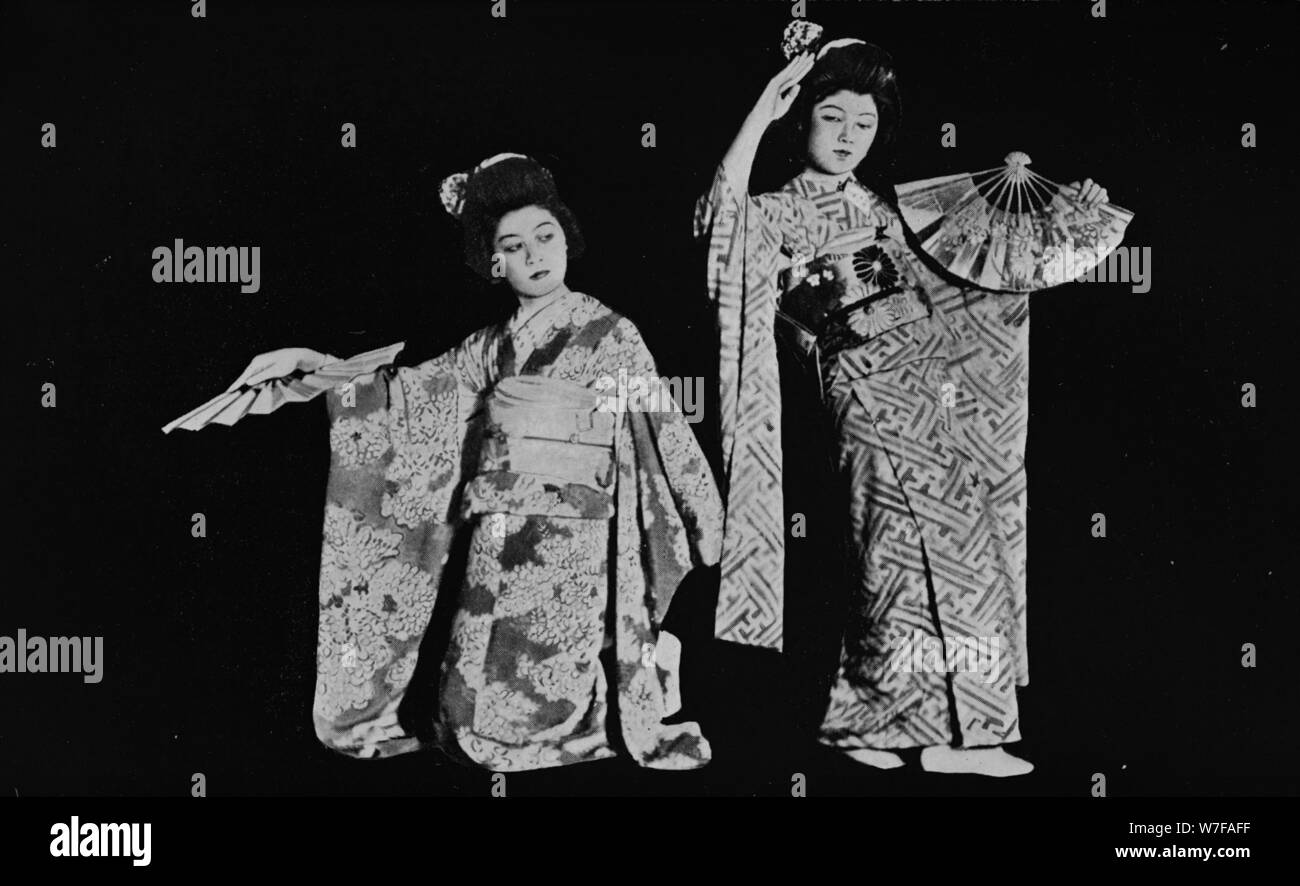 "Dancing Girl Kimi-Chiyo Attender fast jeder japanischen Stil Party in Tokio" 1900 (1921). Künstler: Julian Leonard Street. Stockfoto