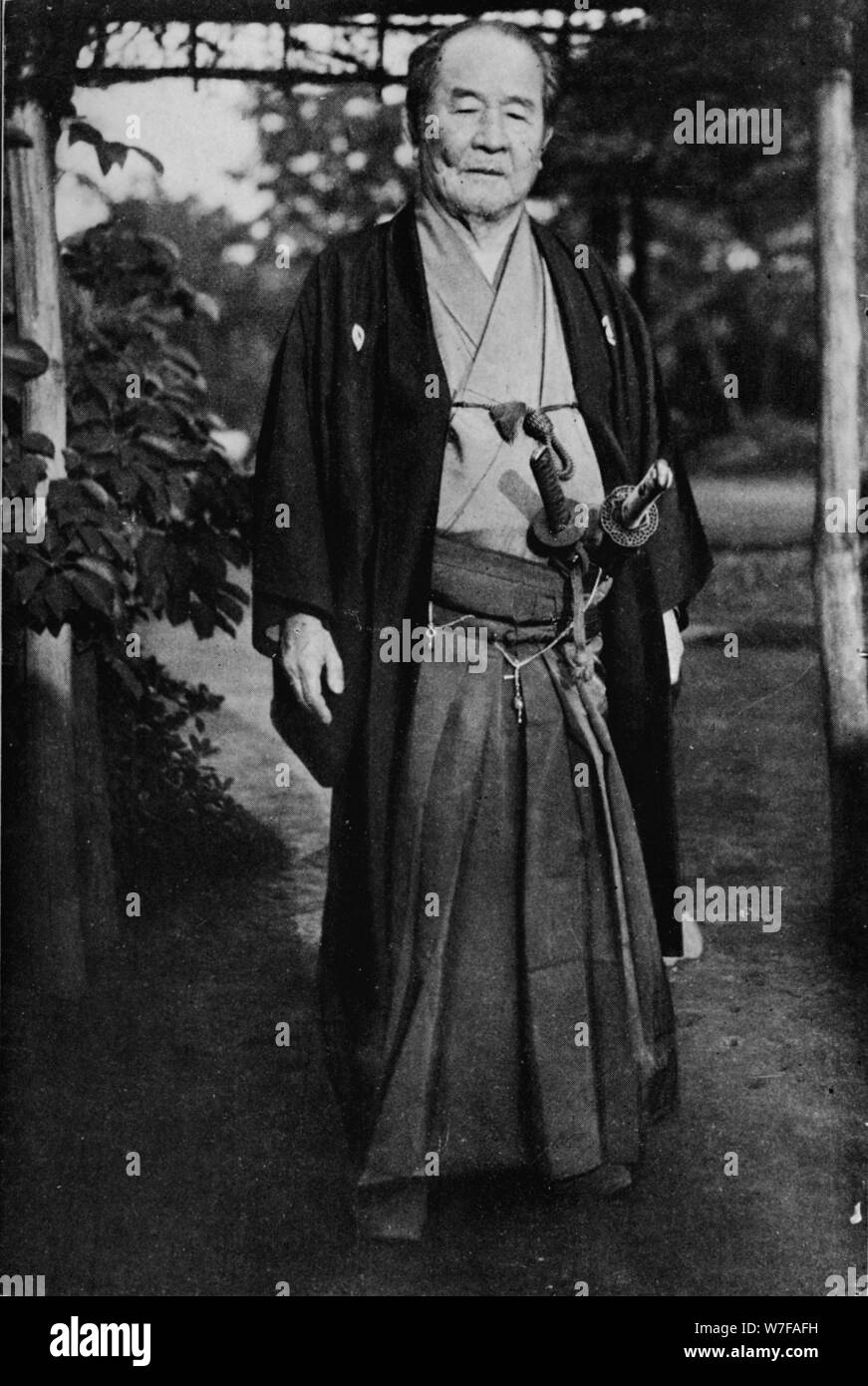 "Viscount Shibusawa, (1840-1931) trägt seine Samuraischwerter", 1900, (1921). Künstler: Julian Leonard Street. Stockfoto
