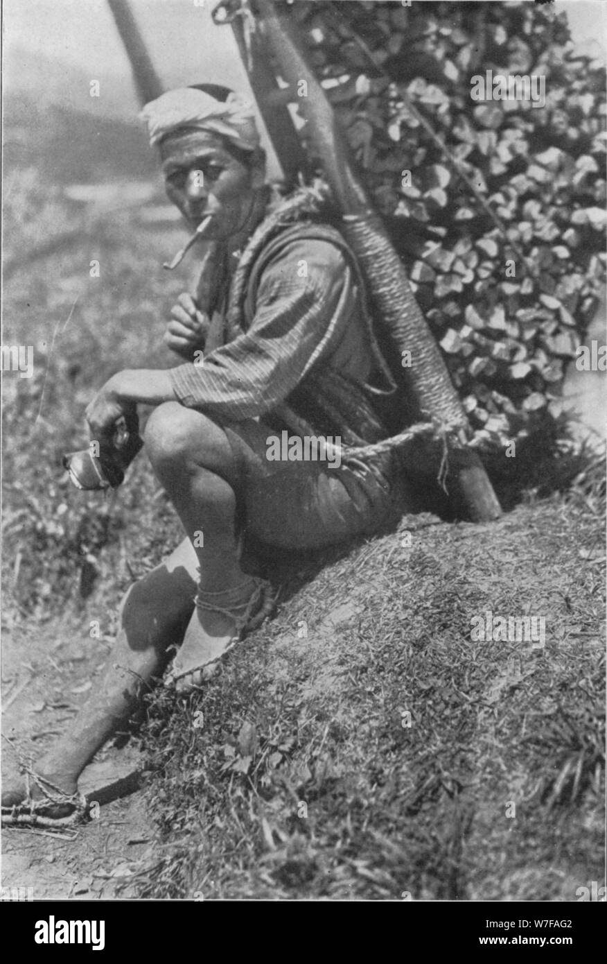 "Mittleren Alters Kuli hastig setzte sich auf die Bank zu uns Revue passieren", 1900, (1921). Künstler: Julian Leonard Street. Stockfoto